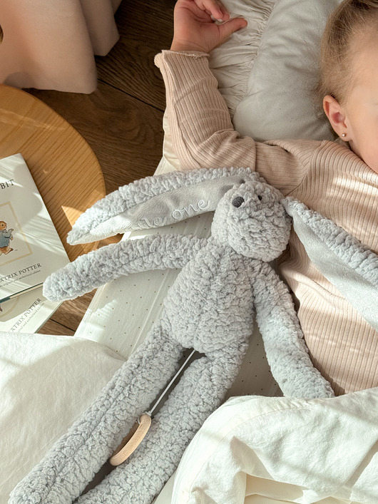 Szary króliczek z pozytywką i personalizacją