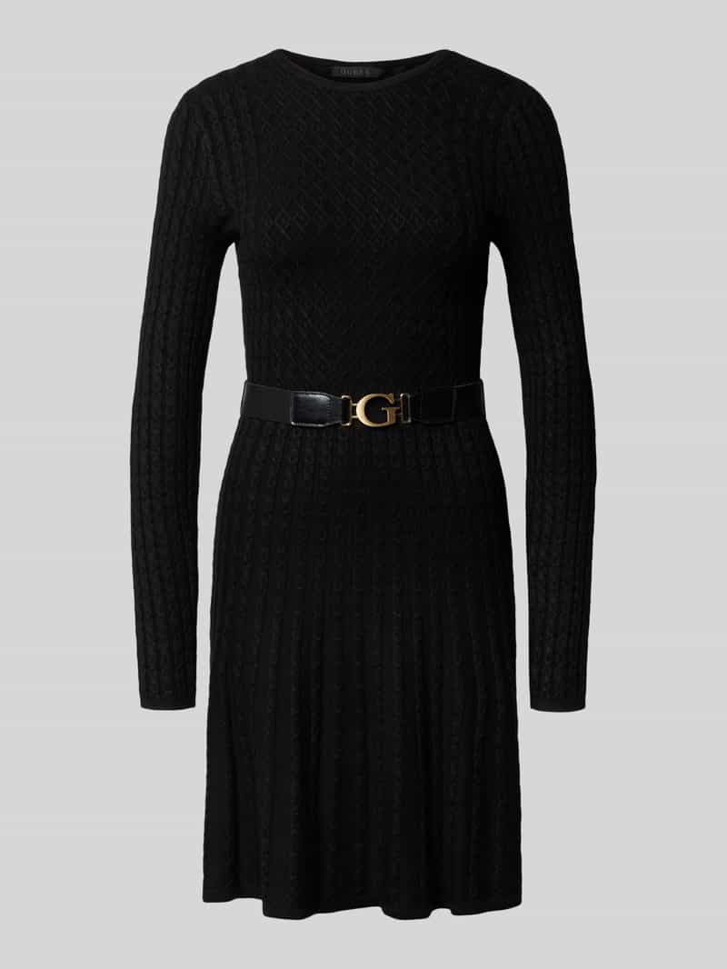 Sukienka o długości do kolan z paskiem w talii