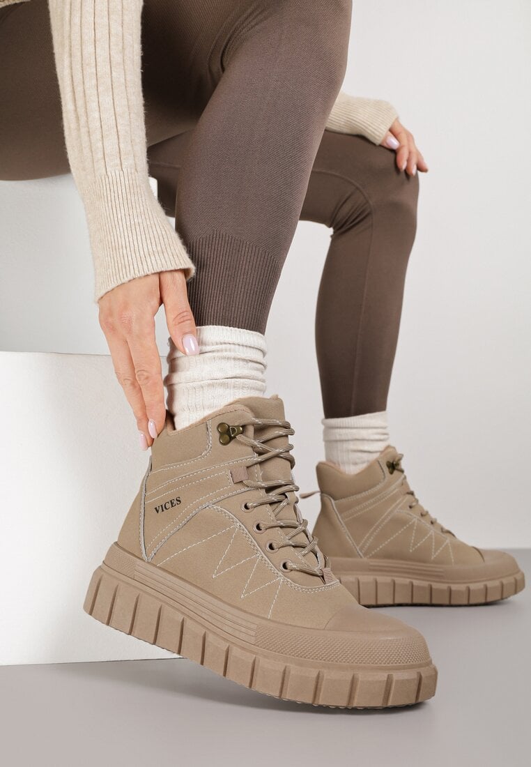 Ciemnobeżowe Botki Trapery Vices na Grubej Tłoczonej Podeszwie z Przeszyciami Amarrise