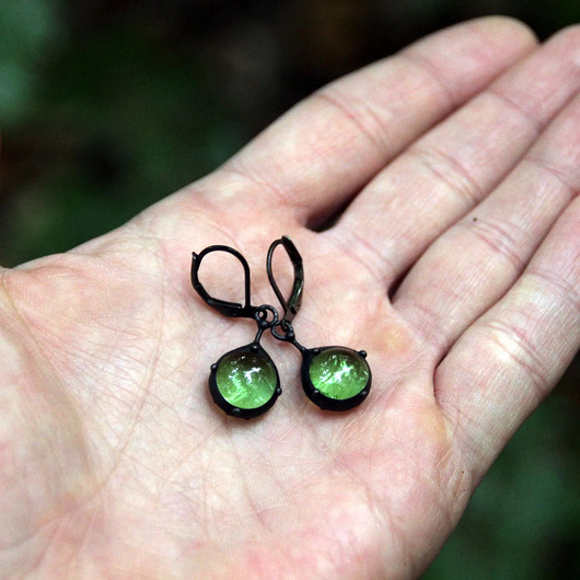 Ręczne robione okrągłe kolczyki z metalu i zielonego szkła