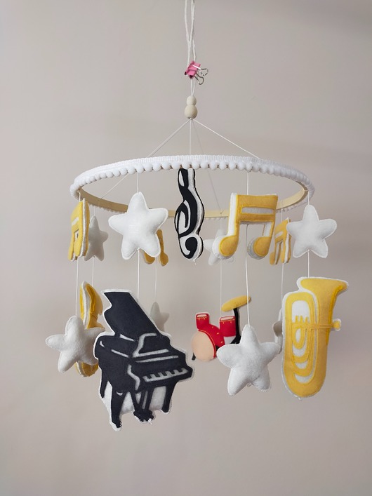 Karuzela dekoracyjna dla dzieci ,muzyka, nutki i filcowe instrumenty