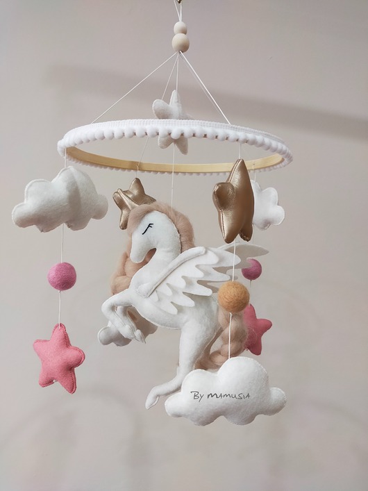 Karuzela handmade dla dziewczynki , jednorożec z gwiazdkami i chmurkami