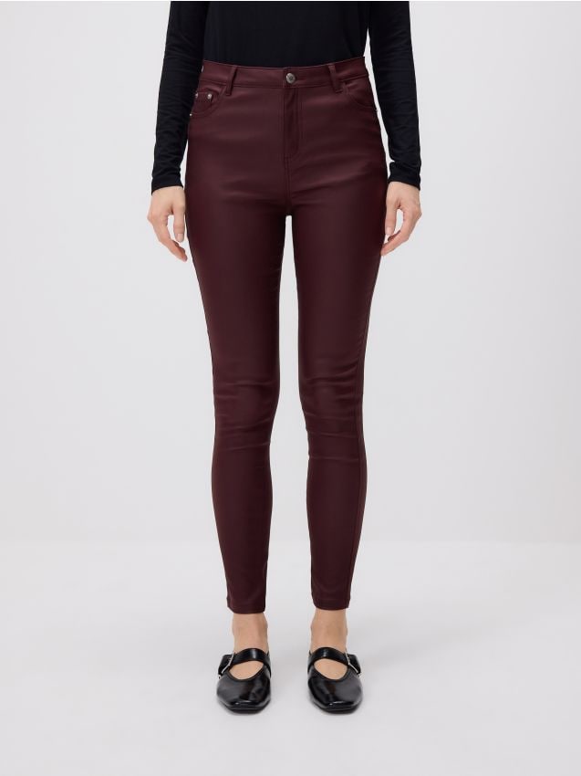 Reserved - Woskowane spodnie slim - mahoniowy