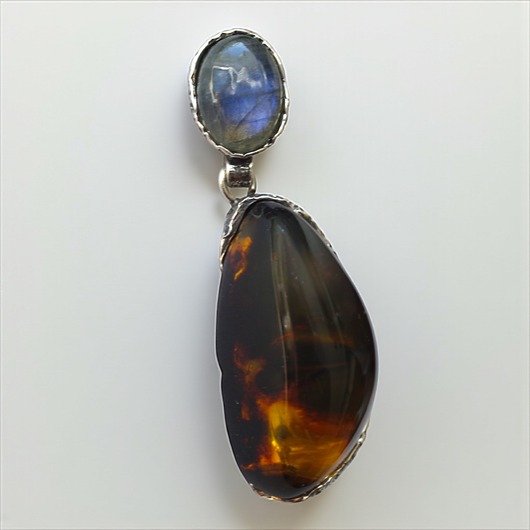 Wisiorek bursztyn bałtycki i kamień księżycowy