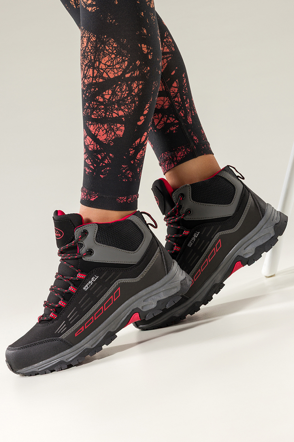 Czarne buty trekkingowe damskie z czerwonymi dodatkami sznurowane softshell Casu Y7994-6