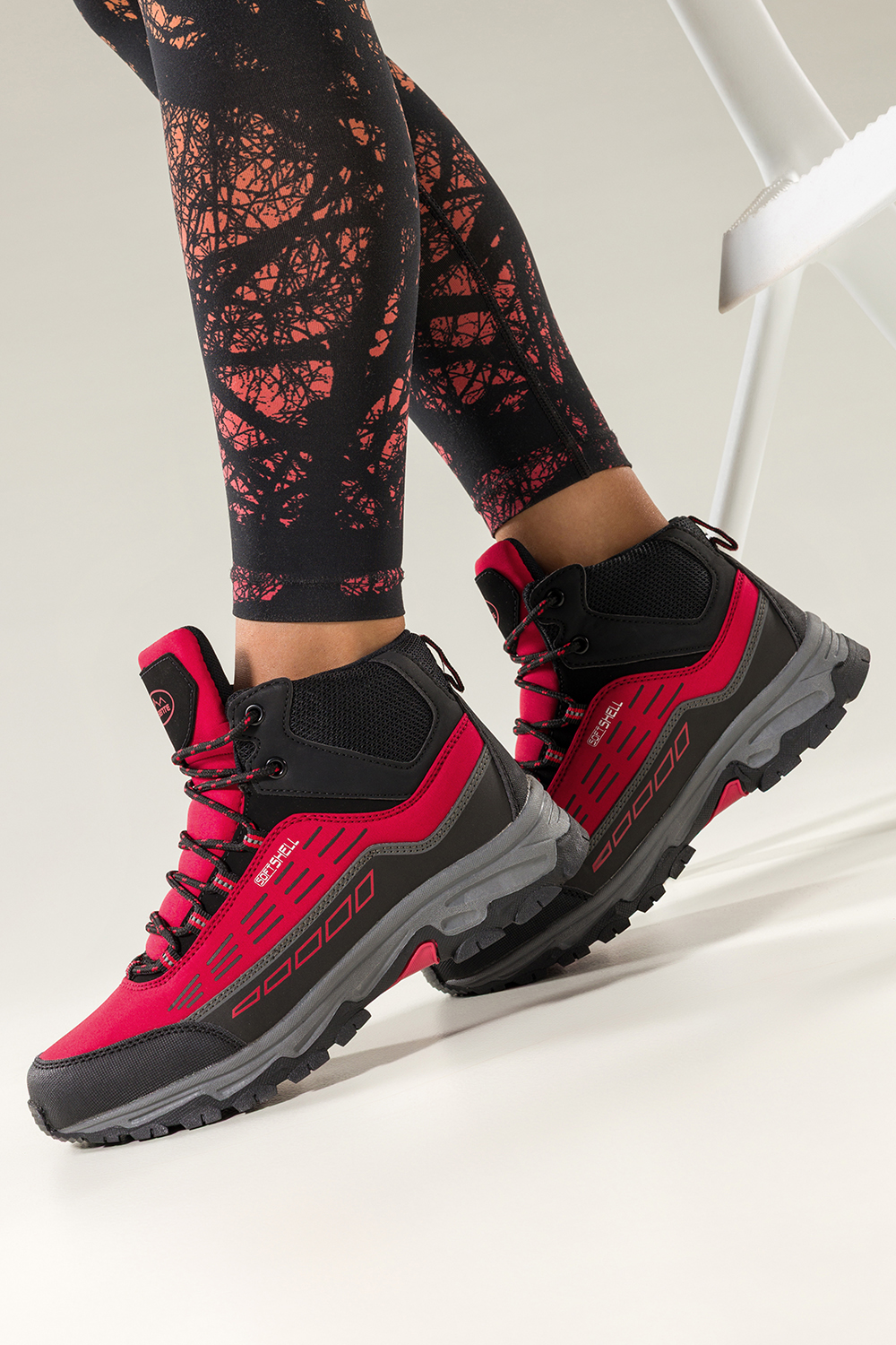 Czerwone buty trekkingowe damskie z czarnymi dodatkami sznurowane softshell Casu Y7994-5