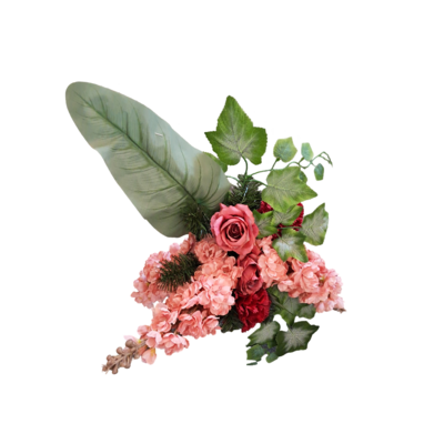 Stroik dekorowany w wazonie róże kalle hortensje liście monstery różowy