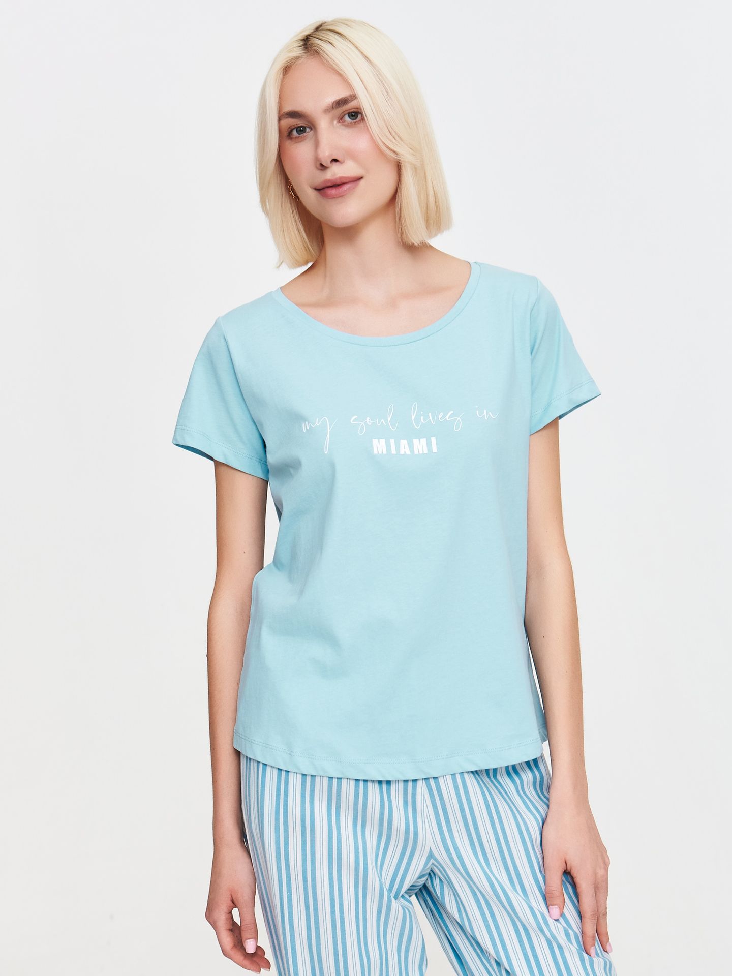 Błękitny t-shirt z napisem