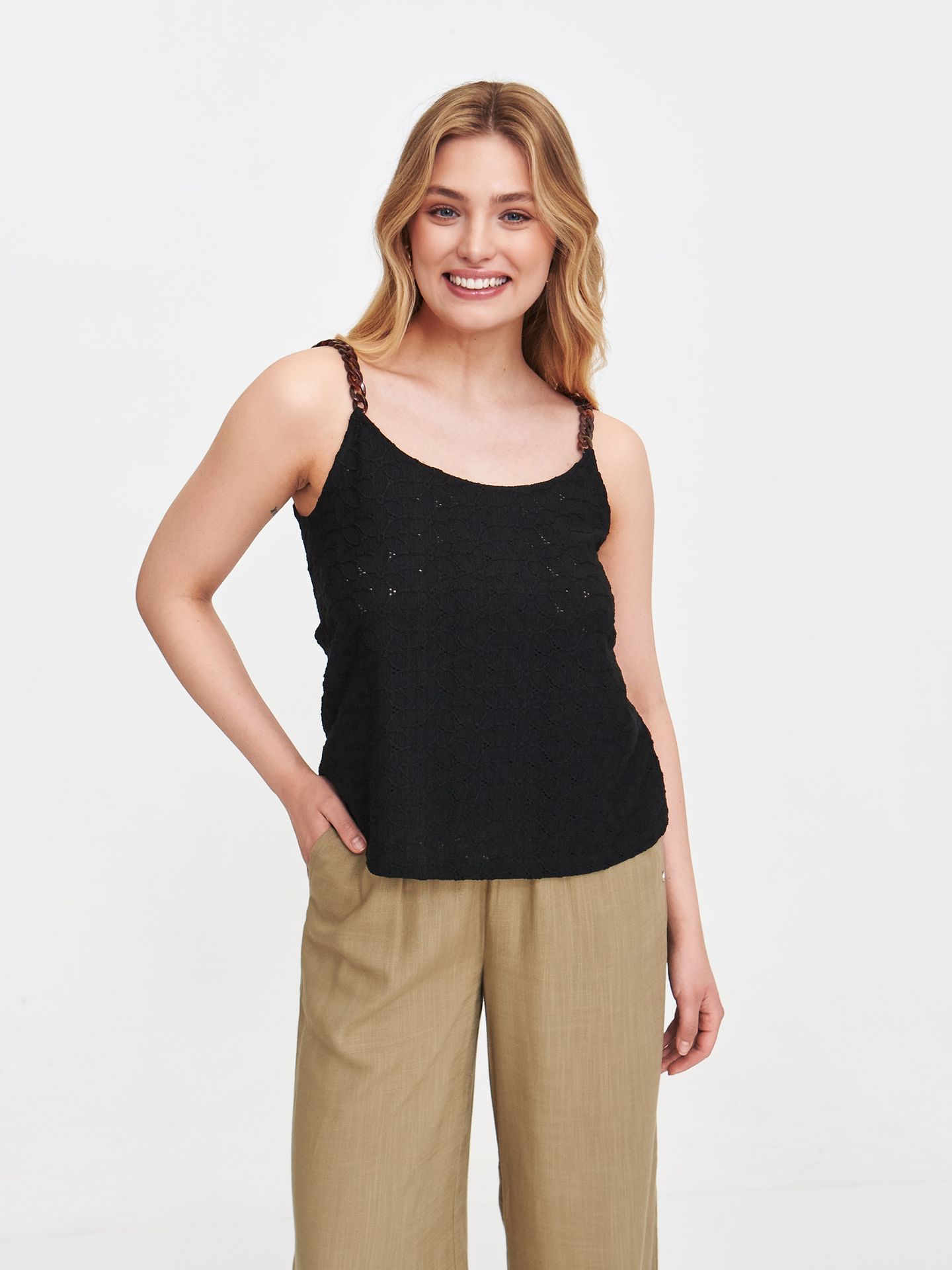 Czarny top z haftowanymi elementami