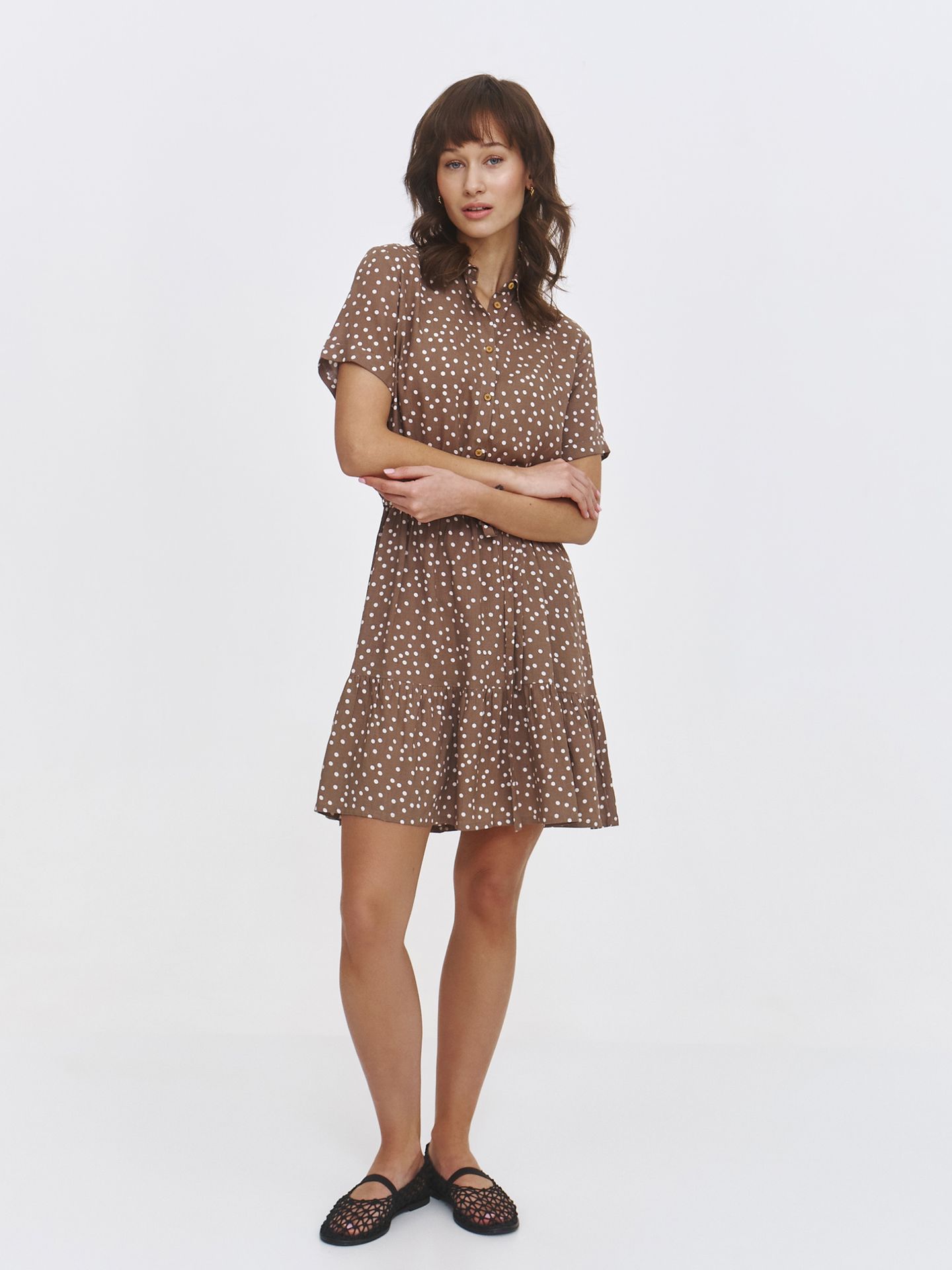 Beżowa sukienka z wiązaniem w pasie