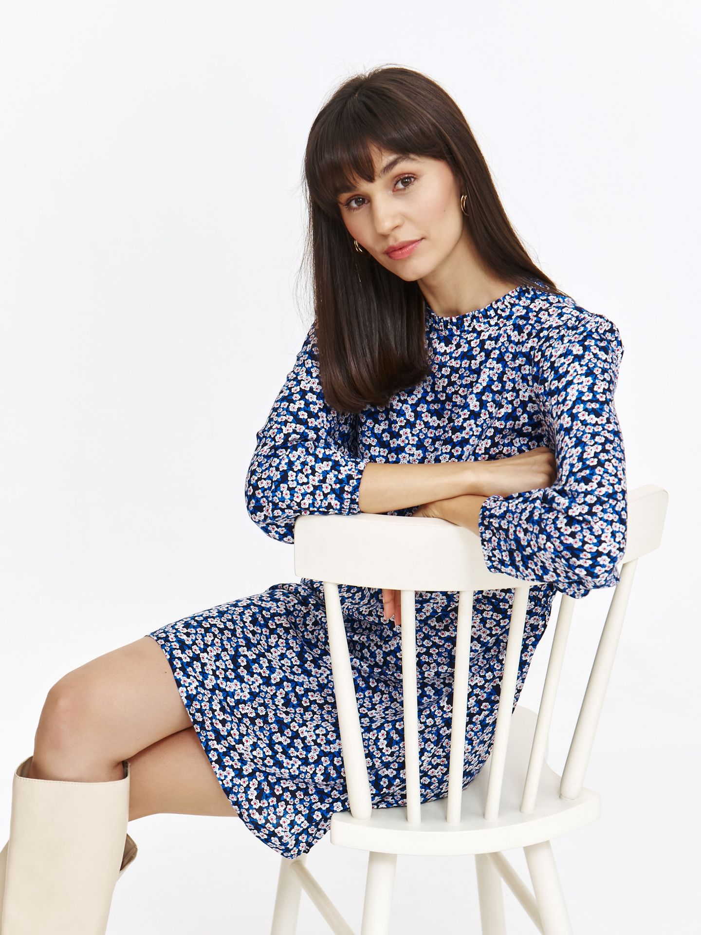 Błękitna sukienka z nadrukiem w drobne kwiaty