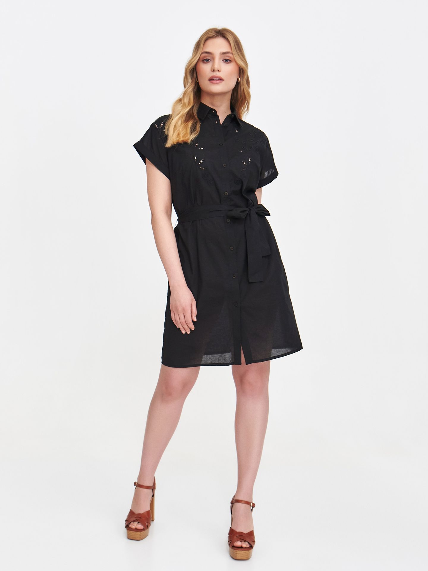 Czarna sukienka z haftem angielskim