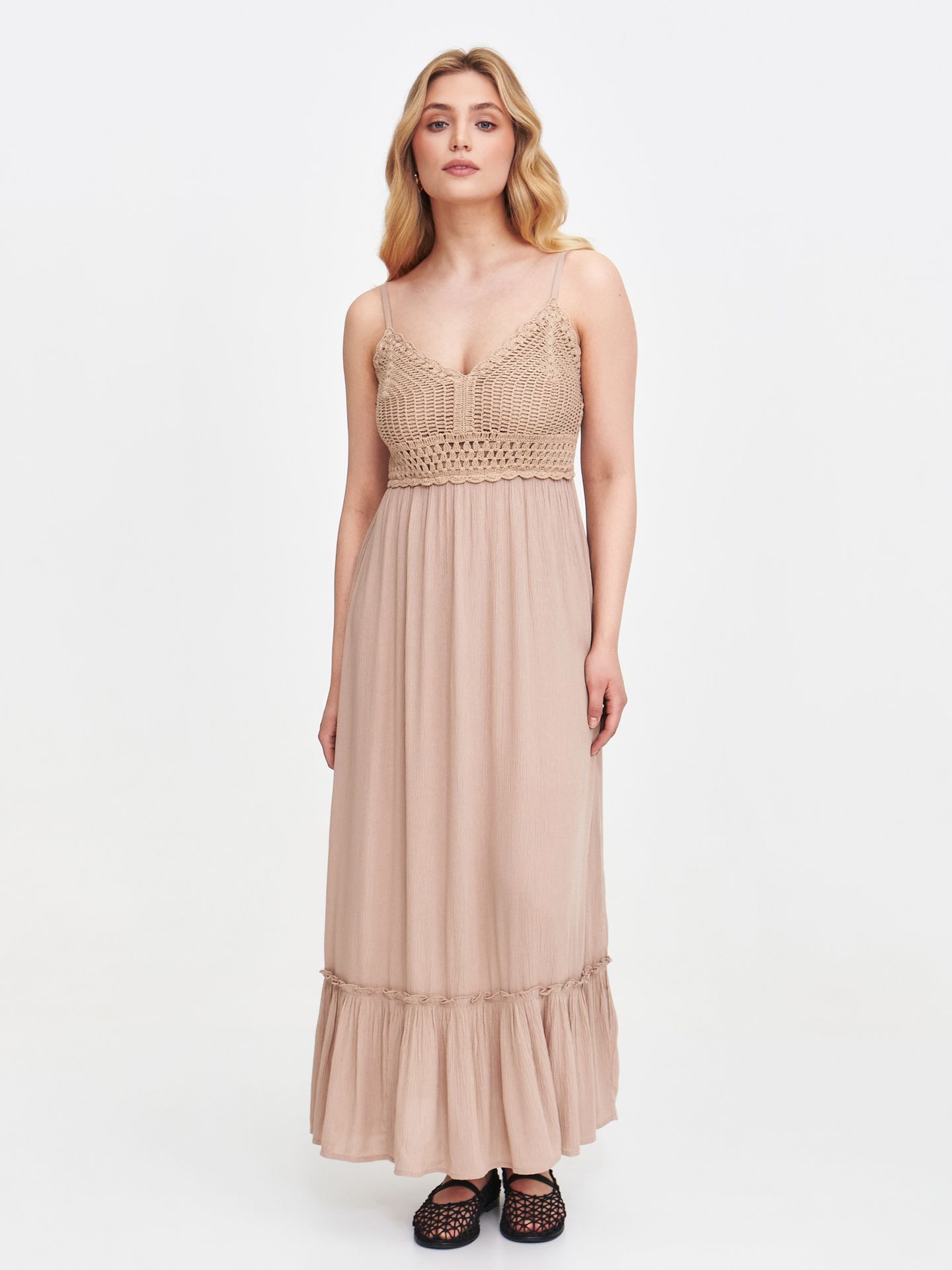 Beżowa sukienka z haftowanym dekoltem