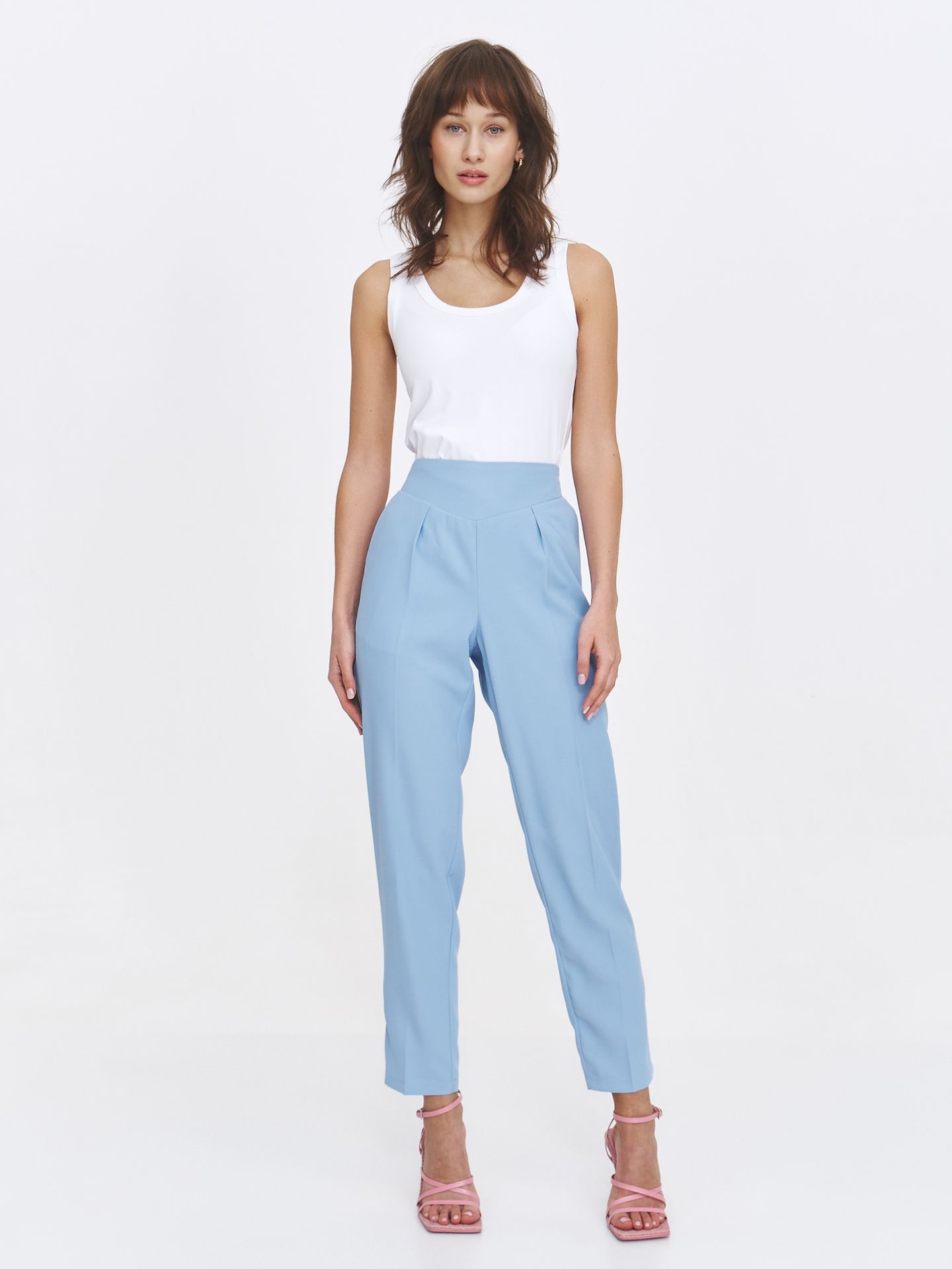 Błękitne spodnie z prostą nogawką w kant