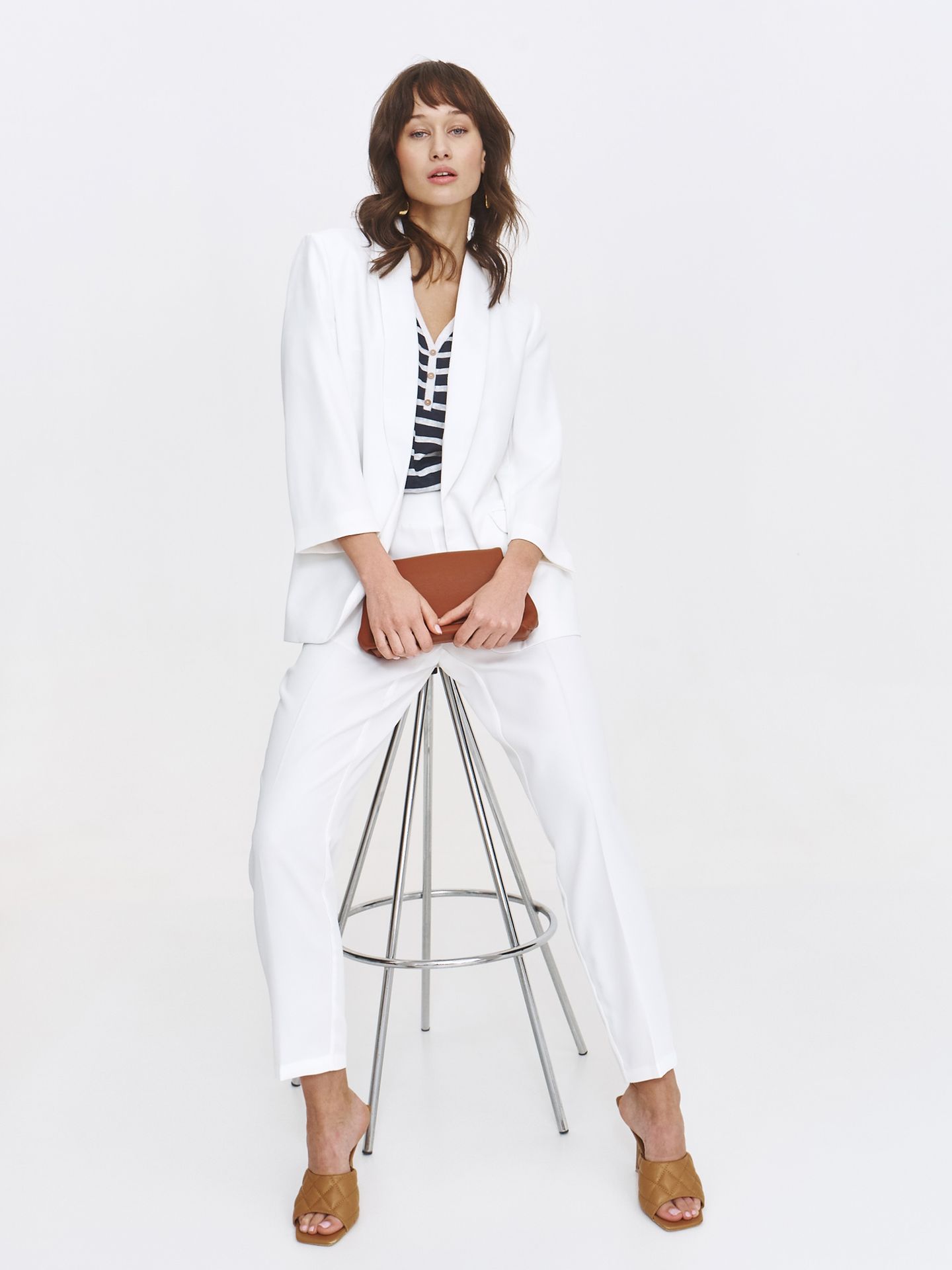 Białe spodnie z prostą nogawką w kant