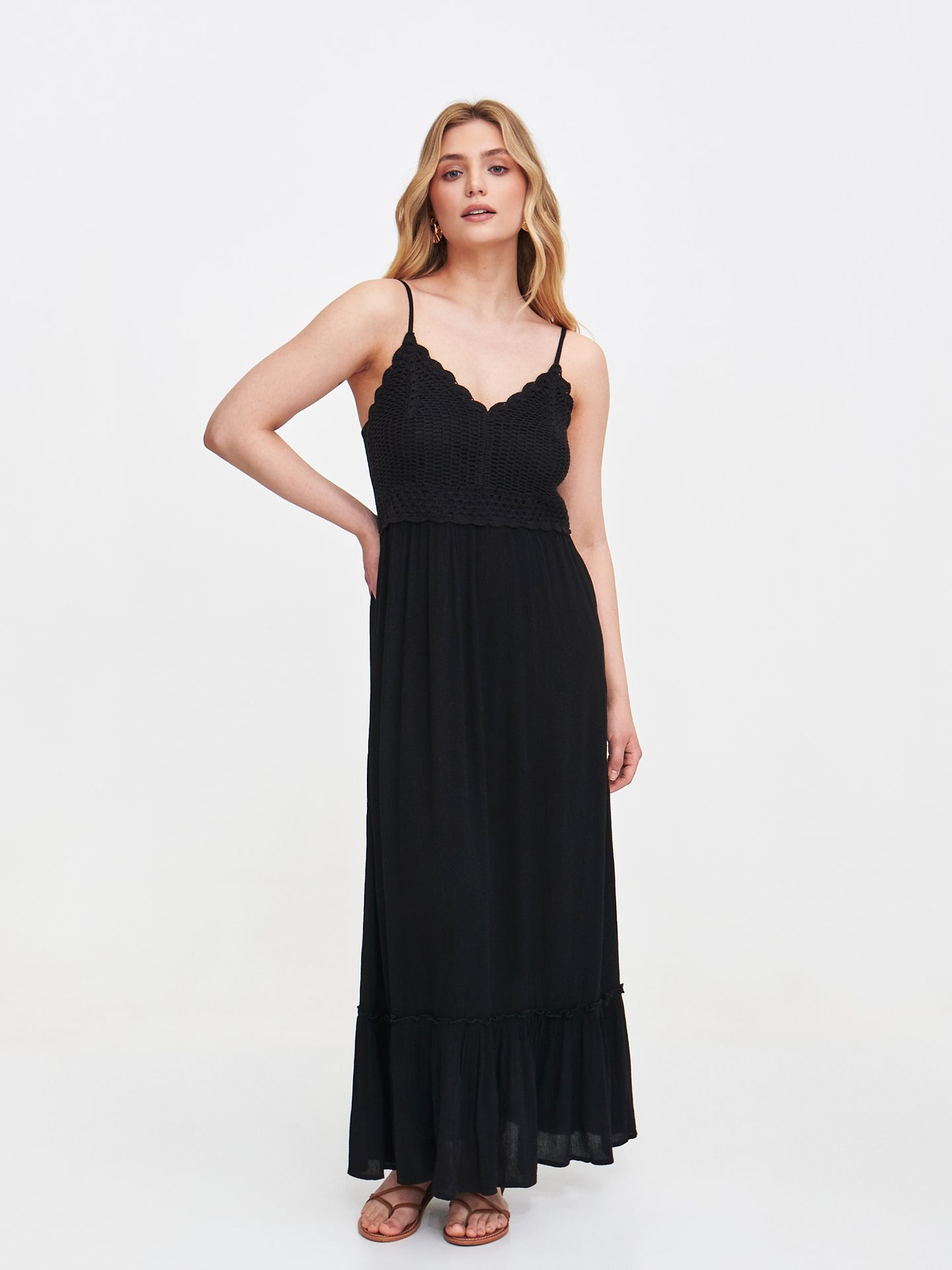 Czarna sukienka z haftowaną górą