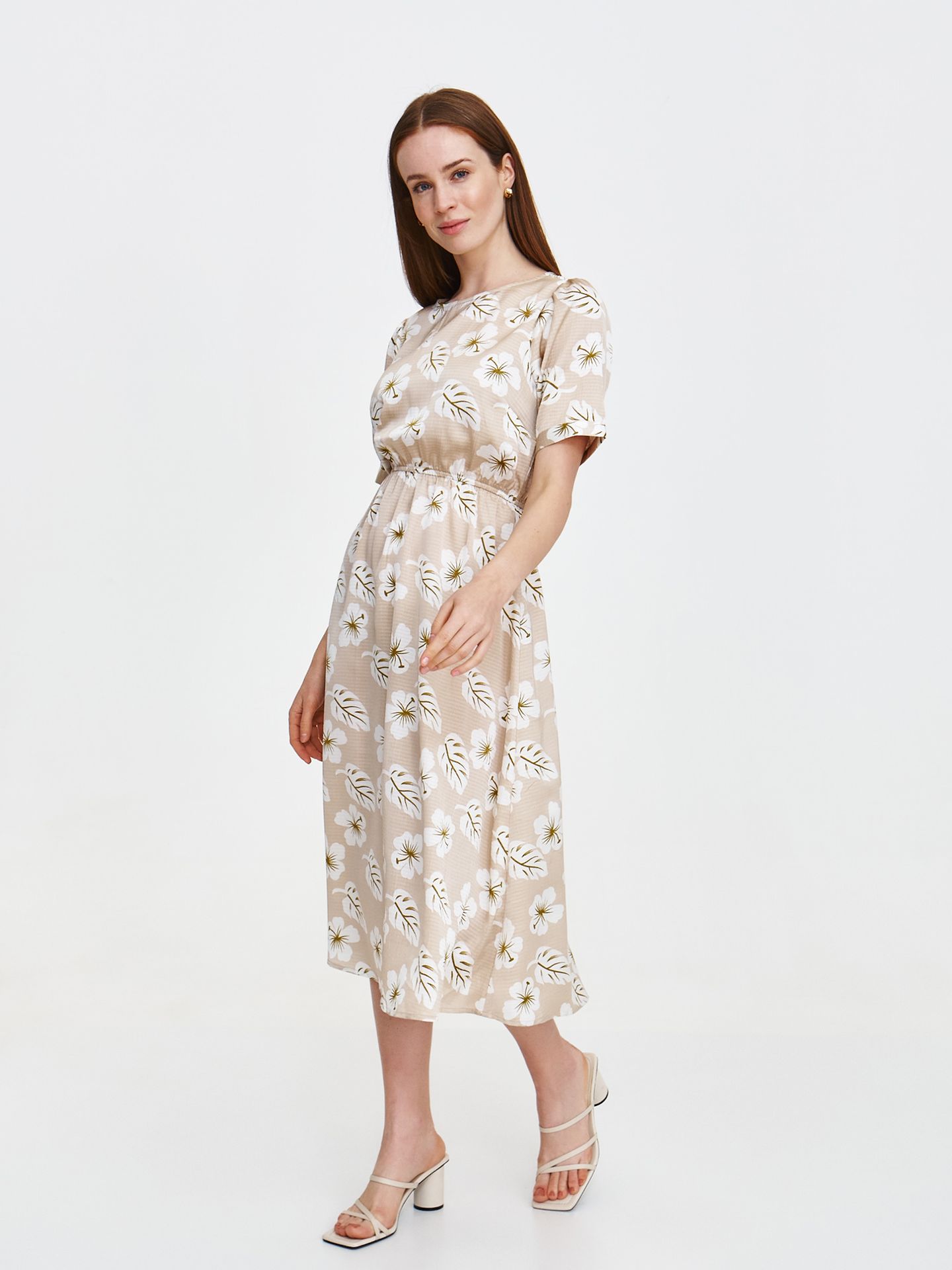 Beżowa sukienka w jasne kwiaty