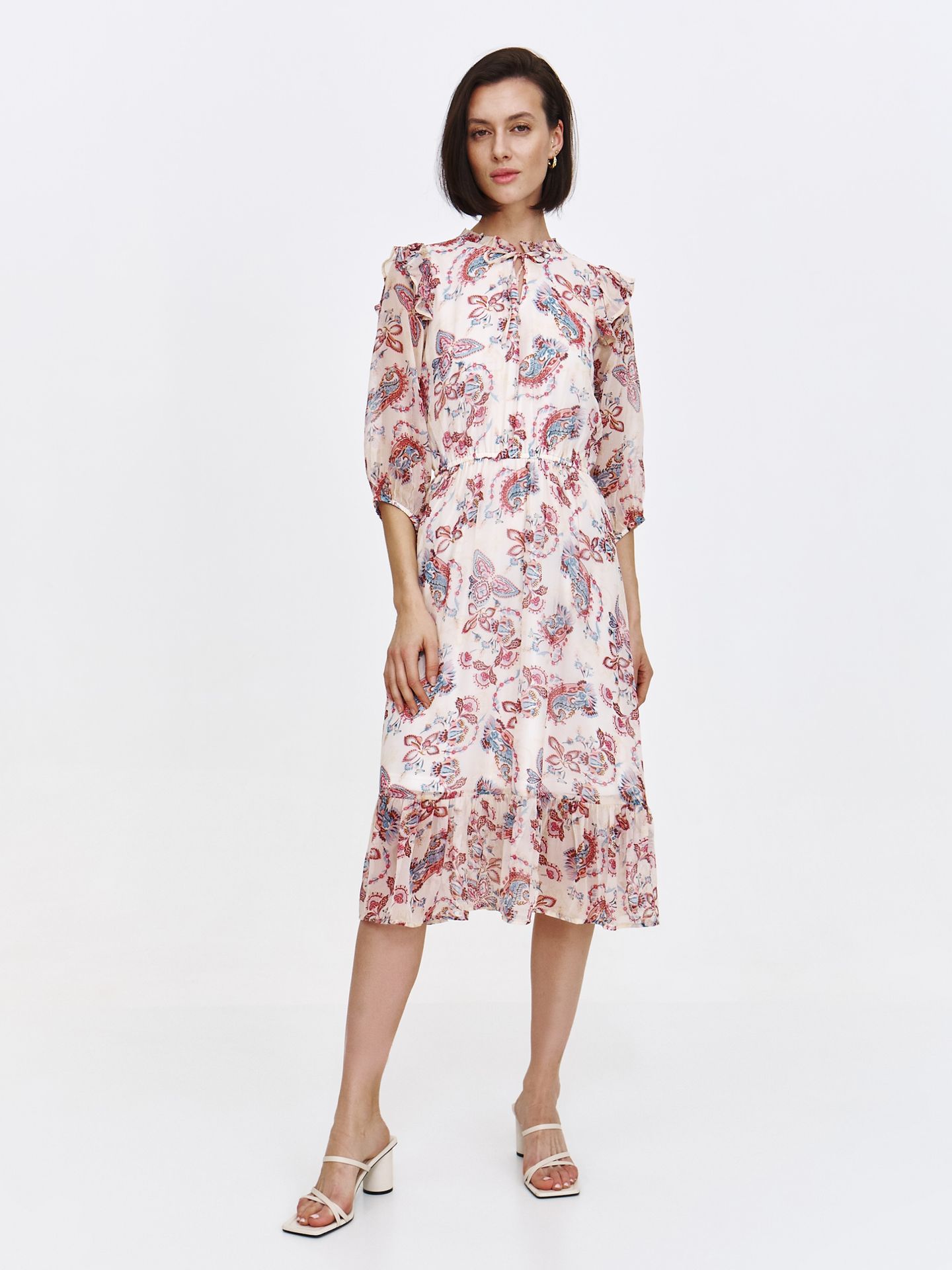 Pastelowa sukienka z orientalnym printem