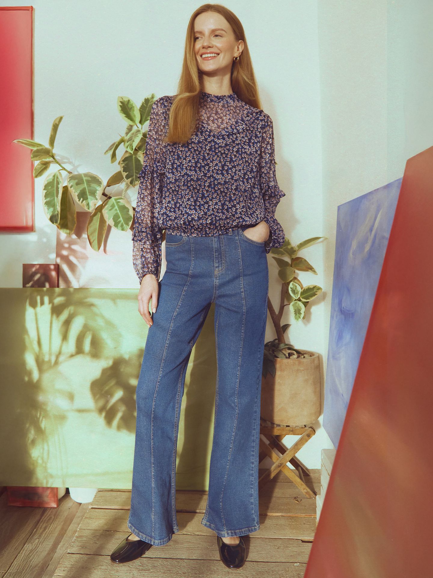 Stylowe granatowe jeansy flare z przeszyciem