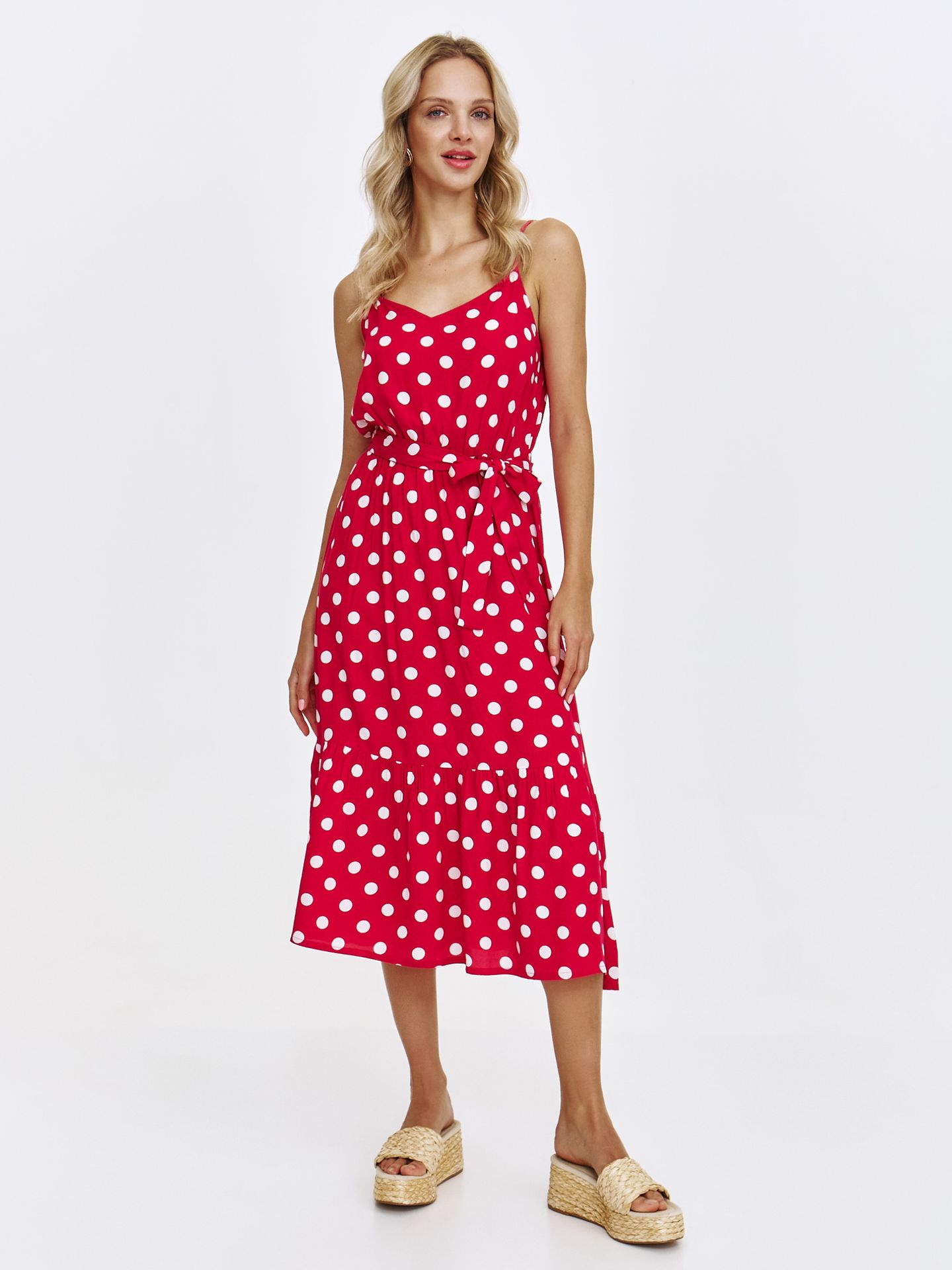 Czerwona sukienka maxi w grochy