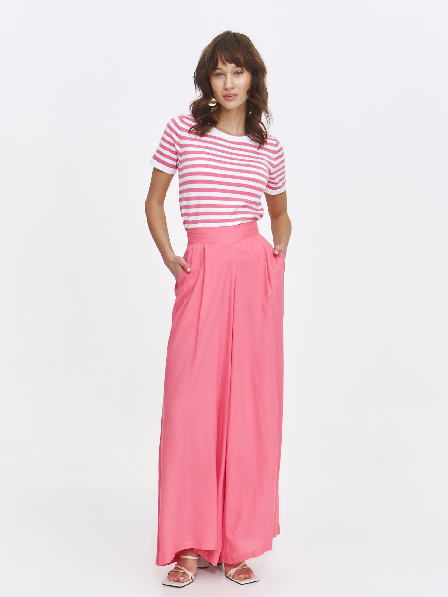 Różowe spodnie z szeroką nogawką