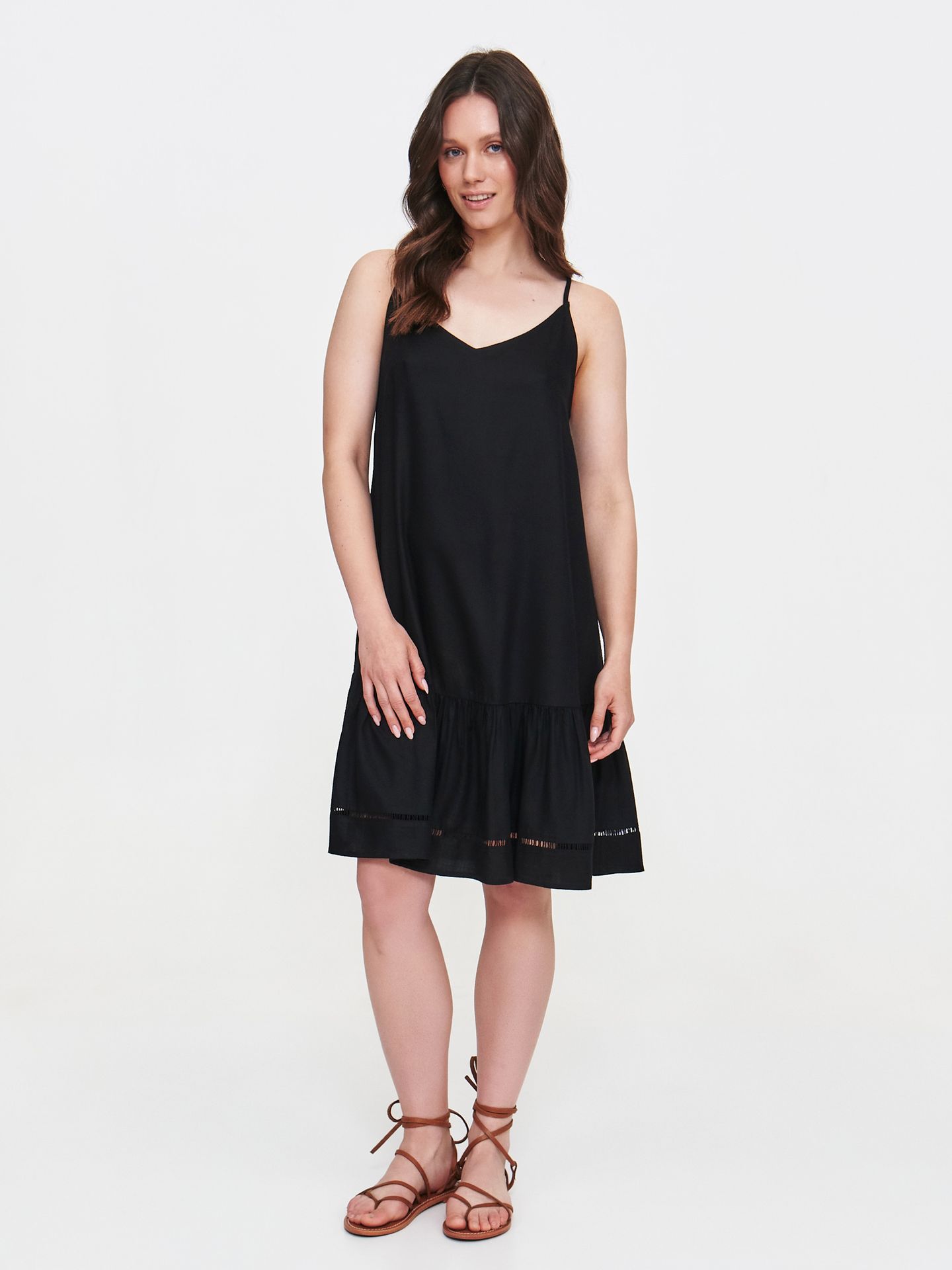 Zwiewna czarna sukienka z haftem u dołu