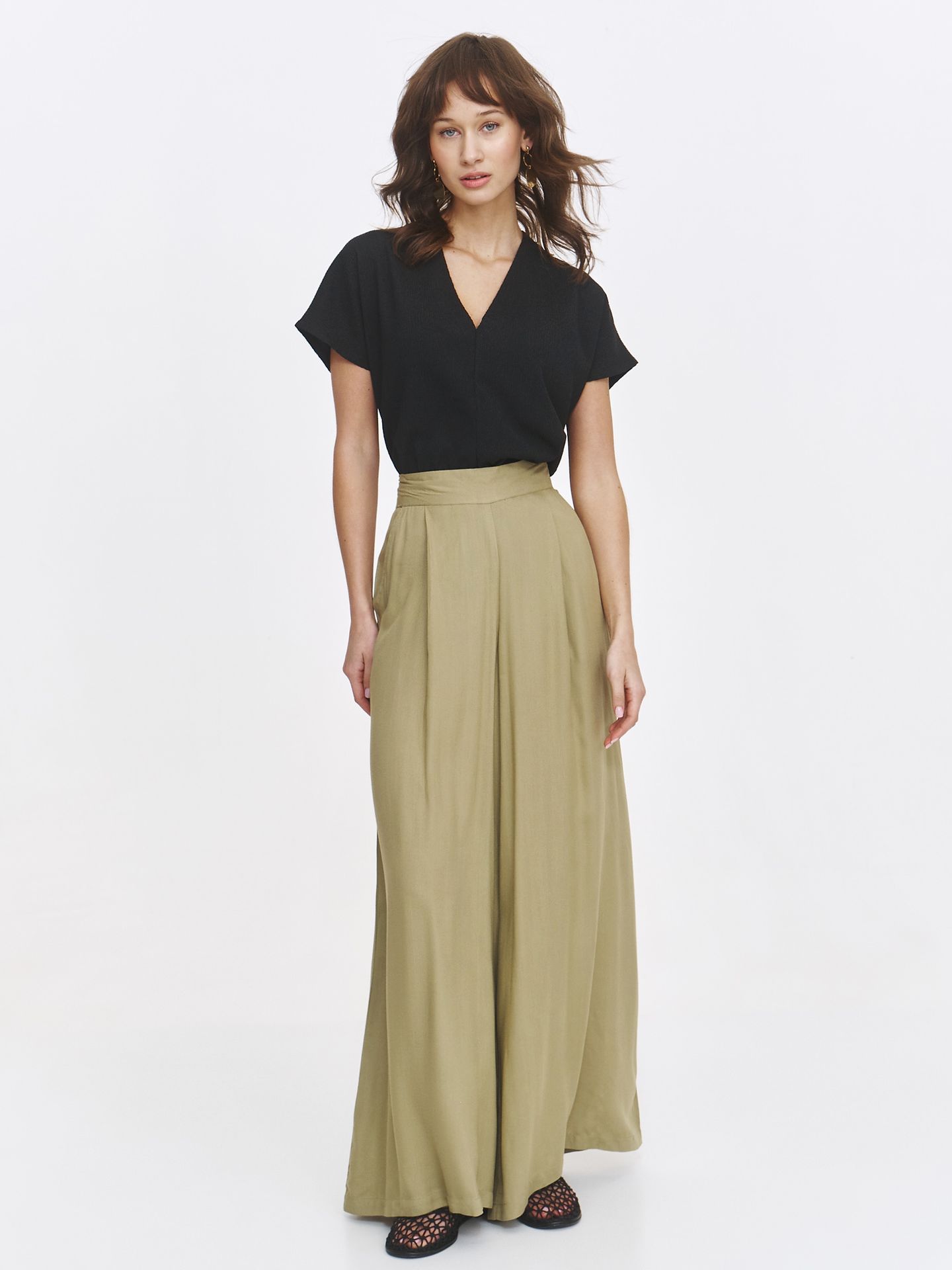 Oliwkowe spodnie damskie z lejącej tkaniny