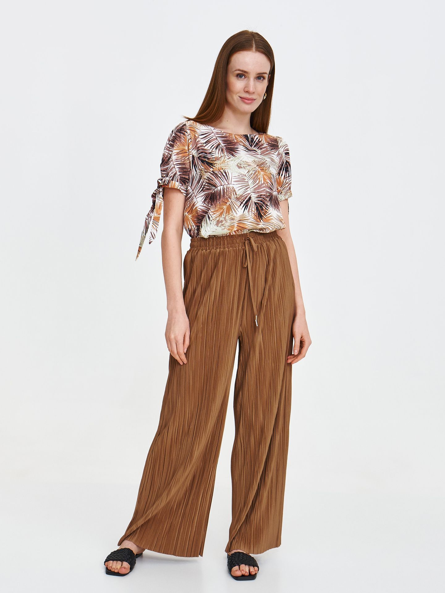 Brązowe spodnie o strukturalnej powierzchni