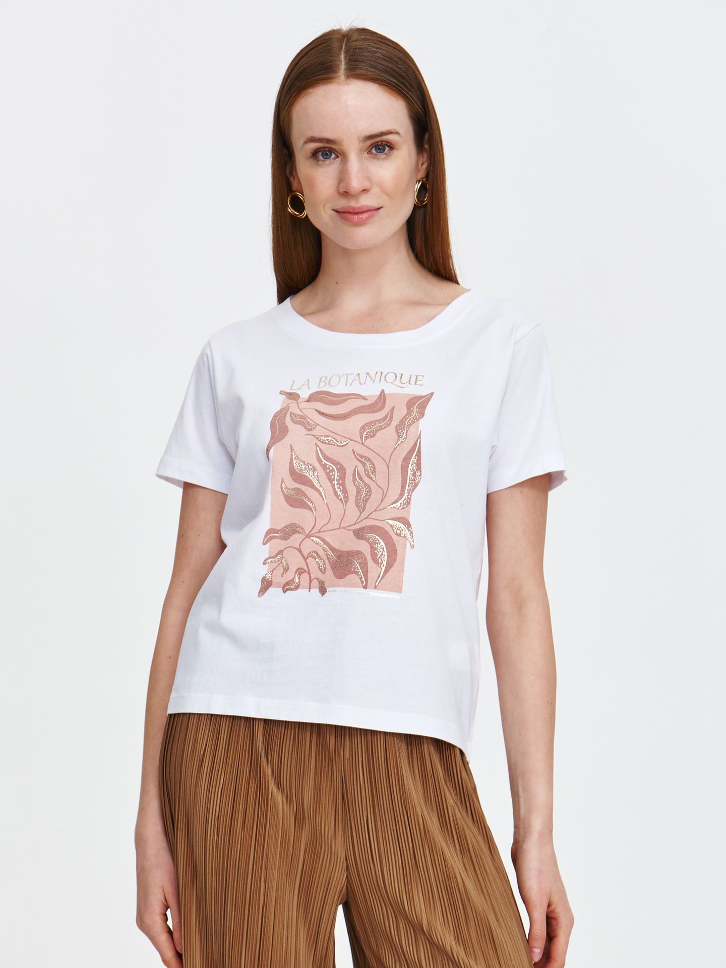 Biały t-shirt z różowym nadrukiem