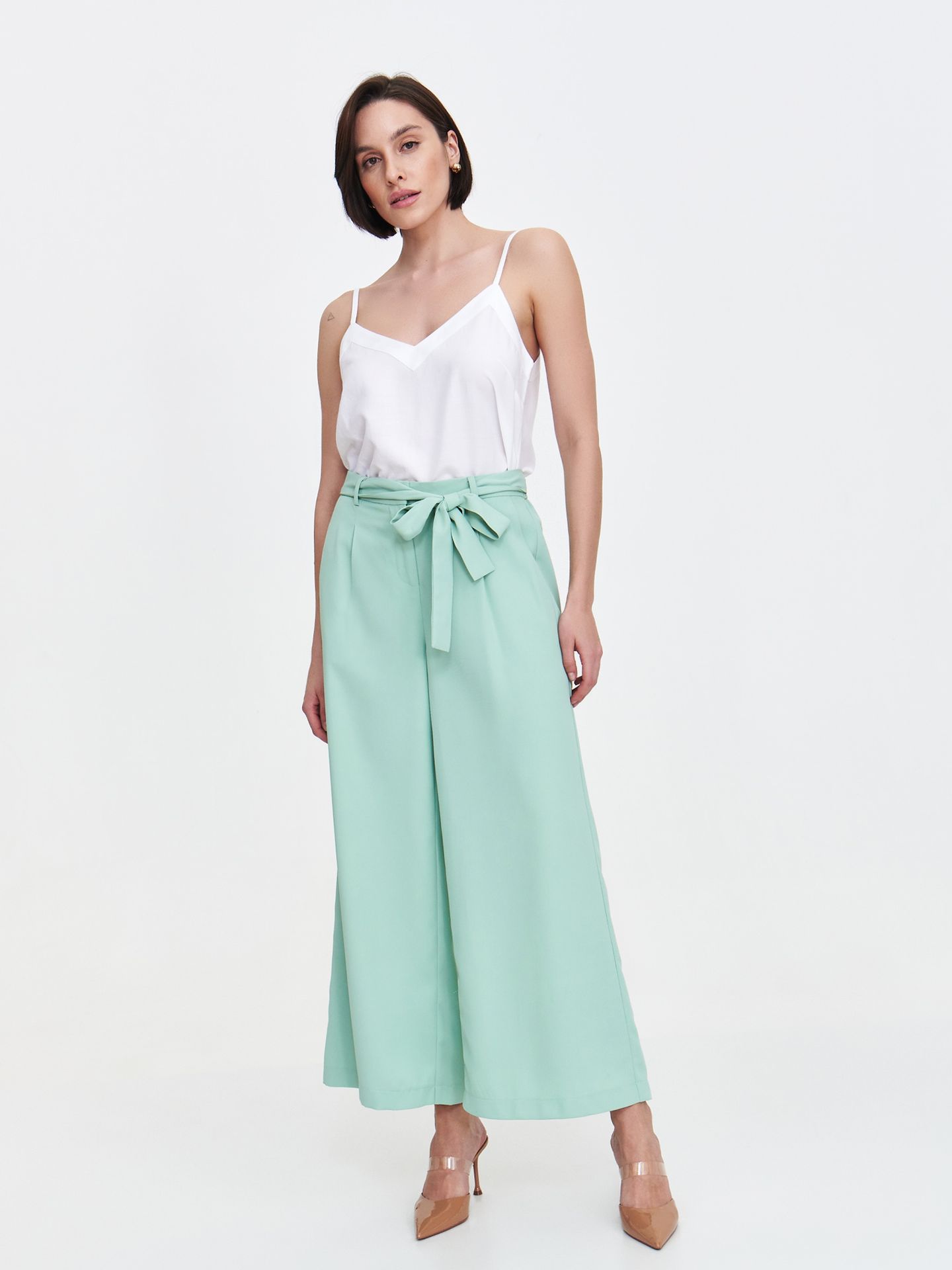 Miętowe spodnie z szeroką nogawką