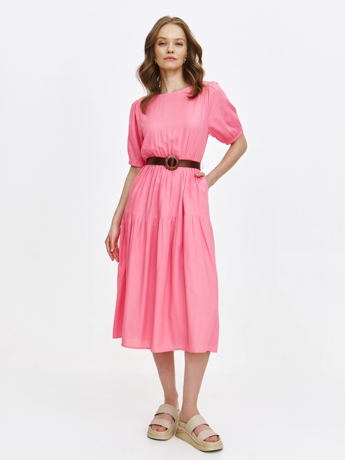 Różowa sukienka z falbaniastym dołem