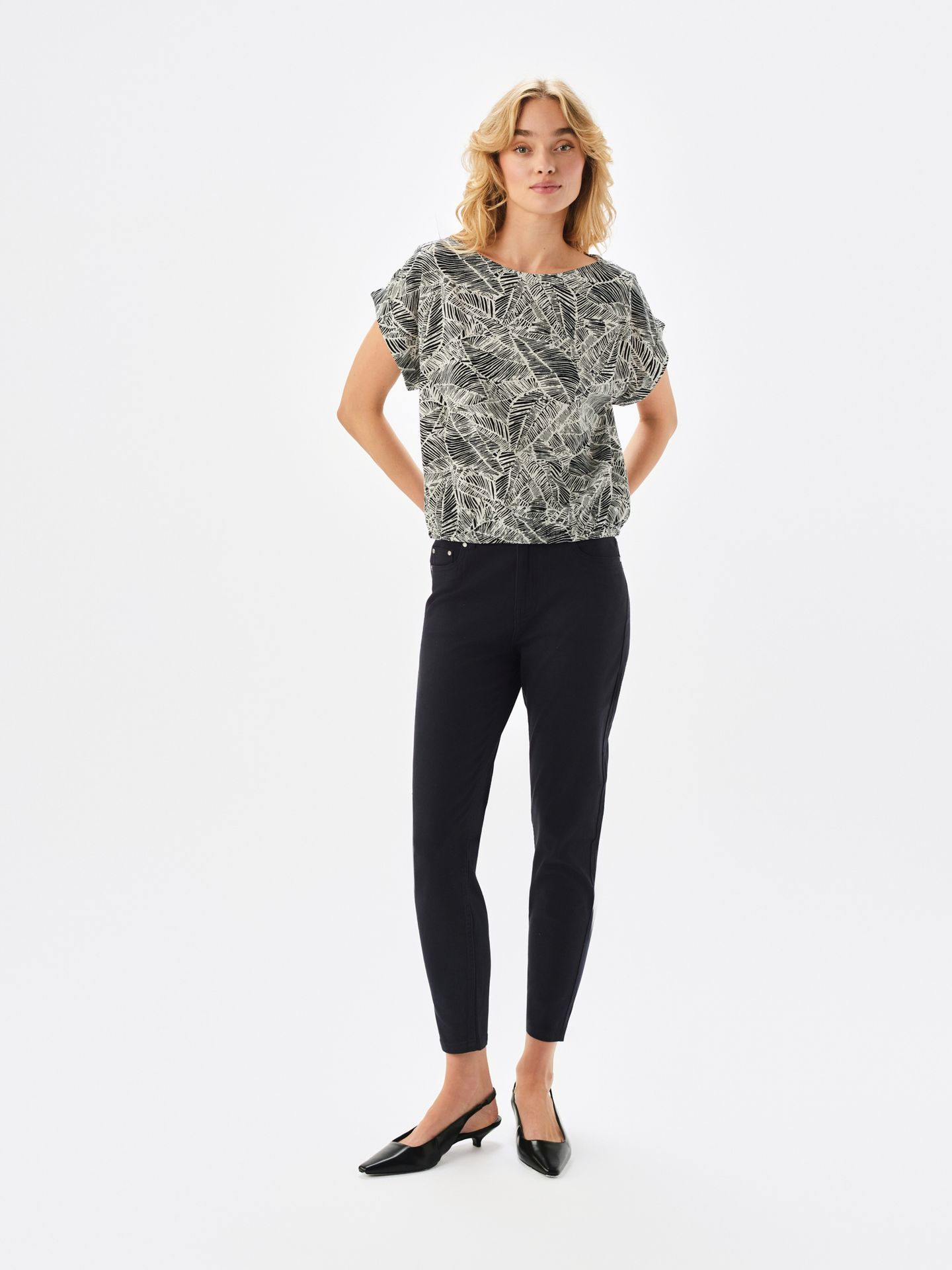 Granatowe spodnie typu rurki