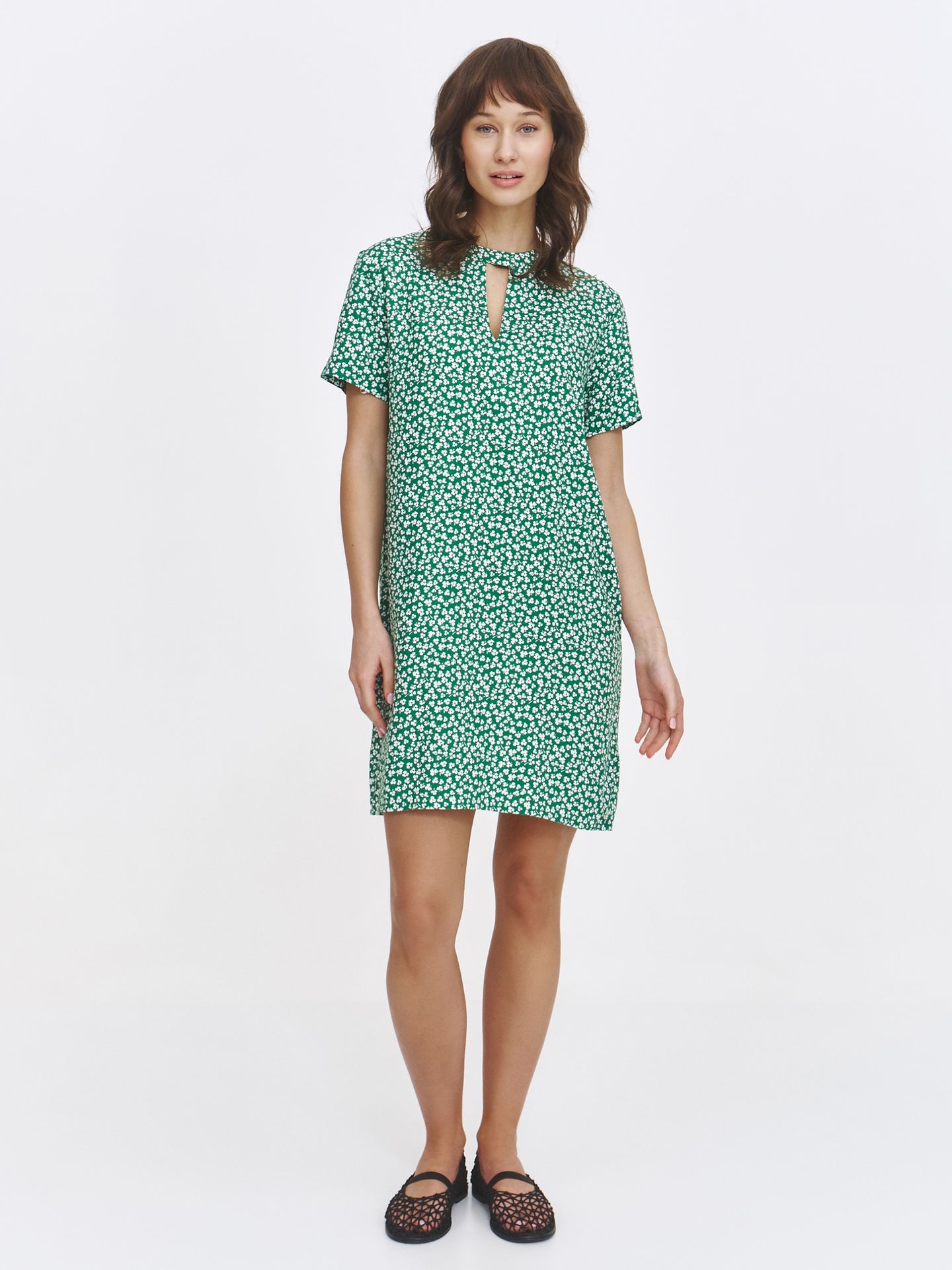 Sukienka o prostym kroju z efektownym dekoltem