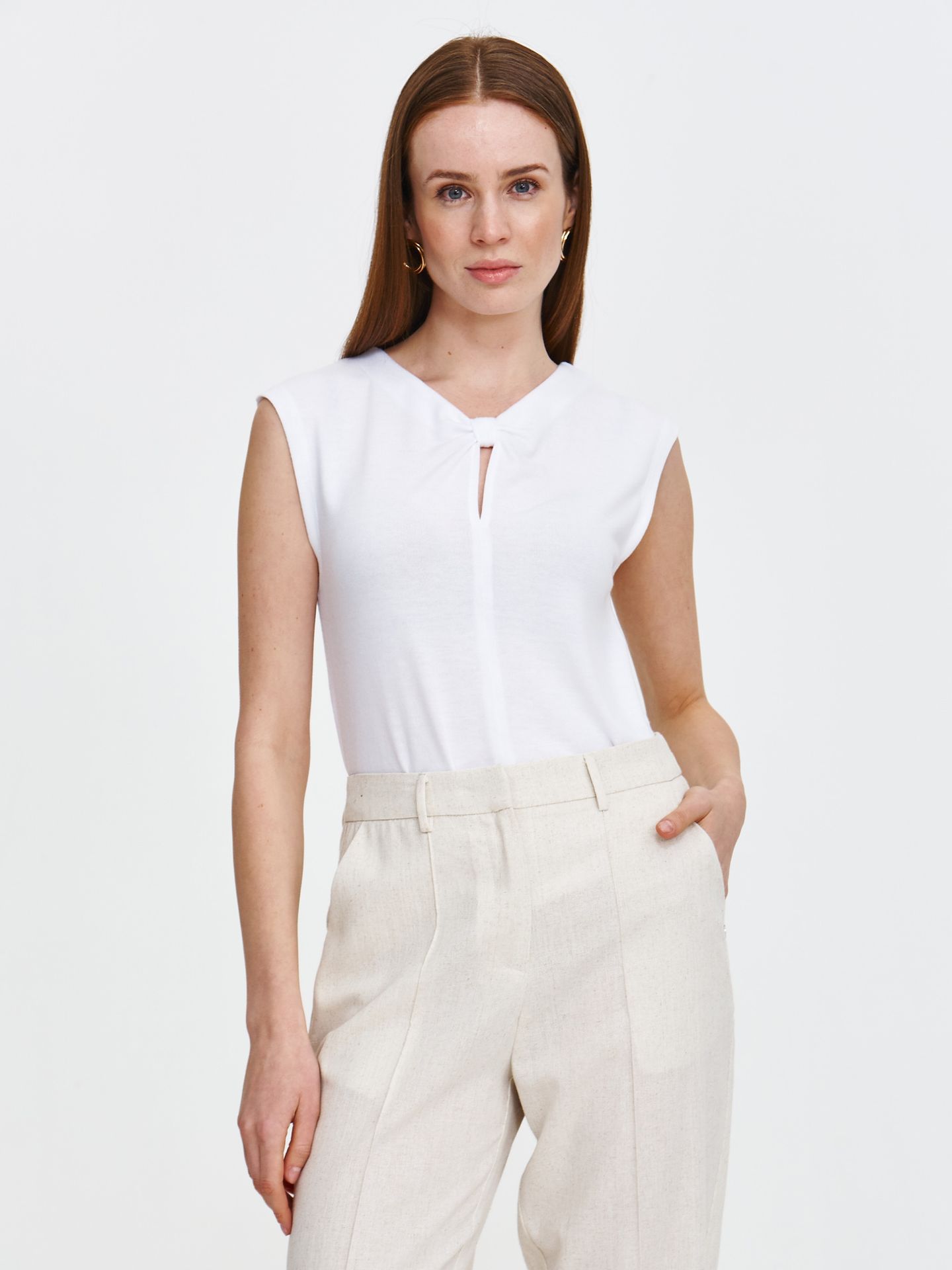 Biała bluzka w stylu casual z efektownym dekoltem