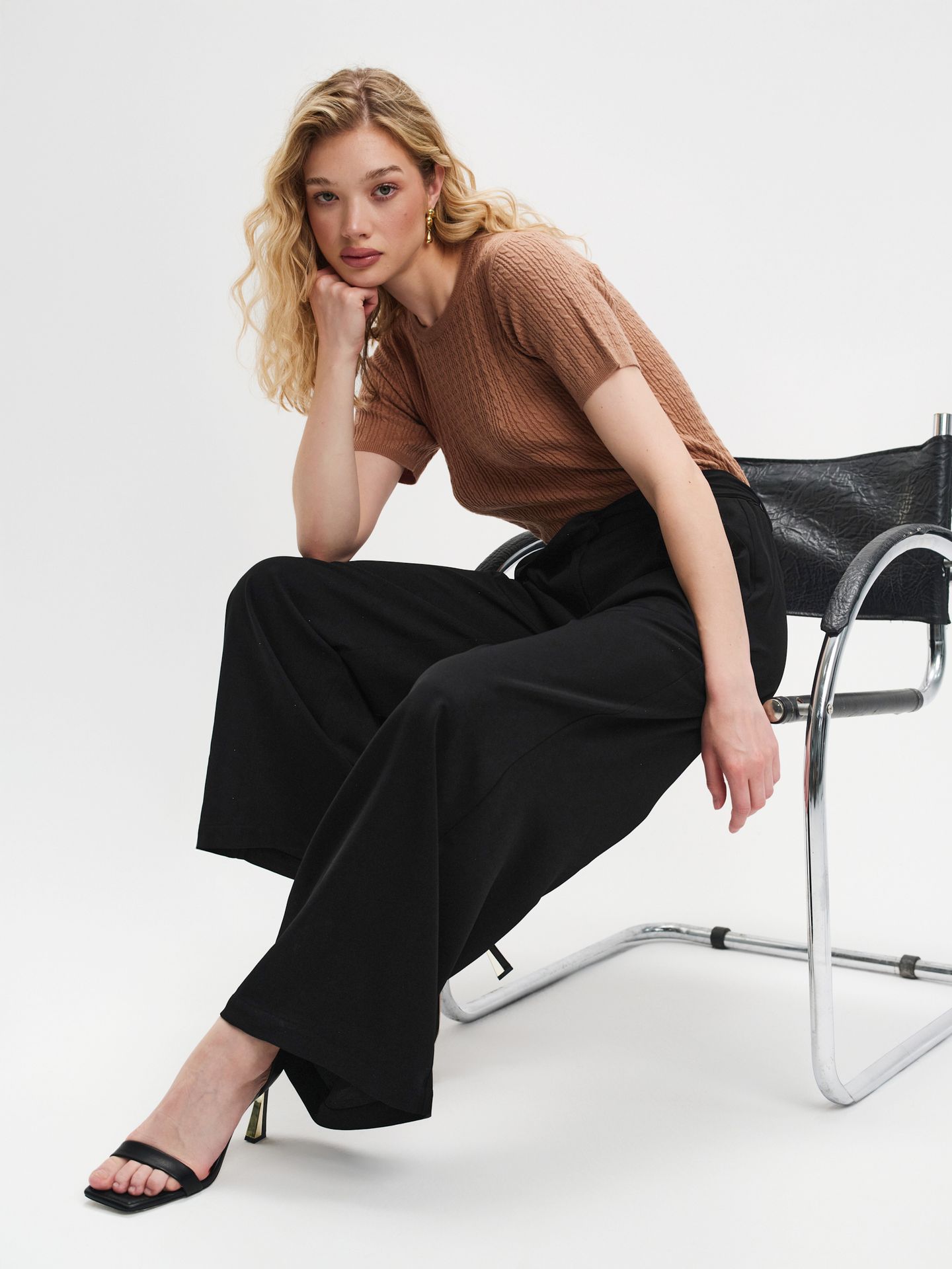 Czarne spodnie tkaninowe z szeroką nogawką