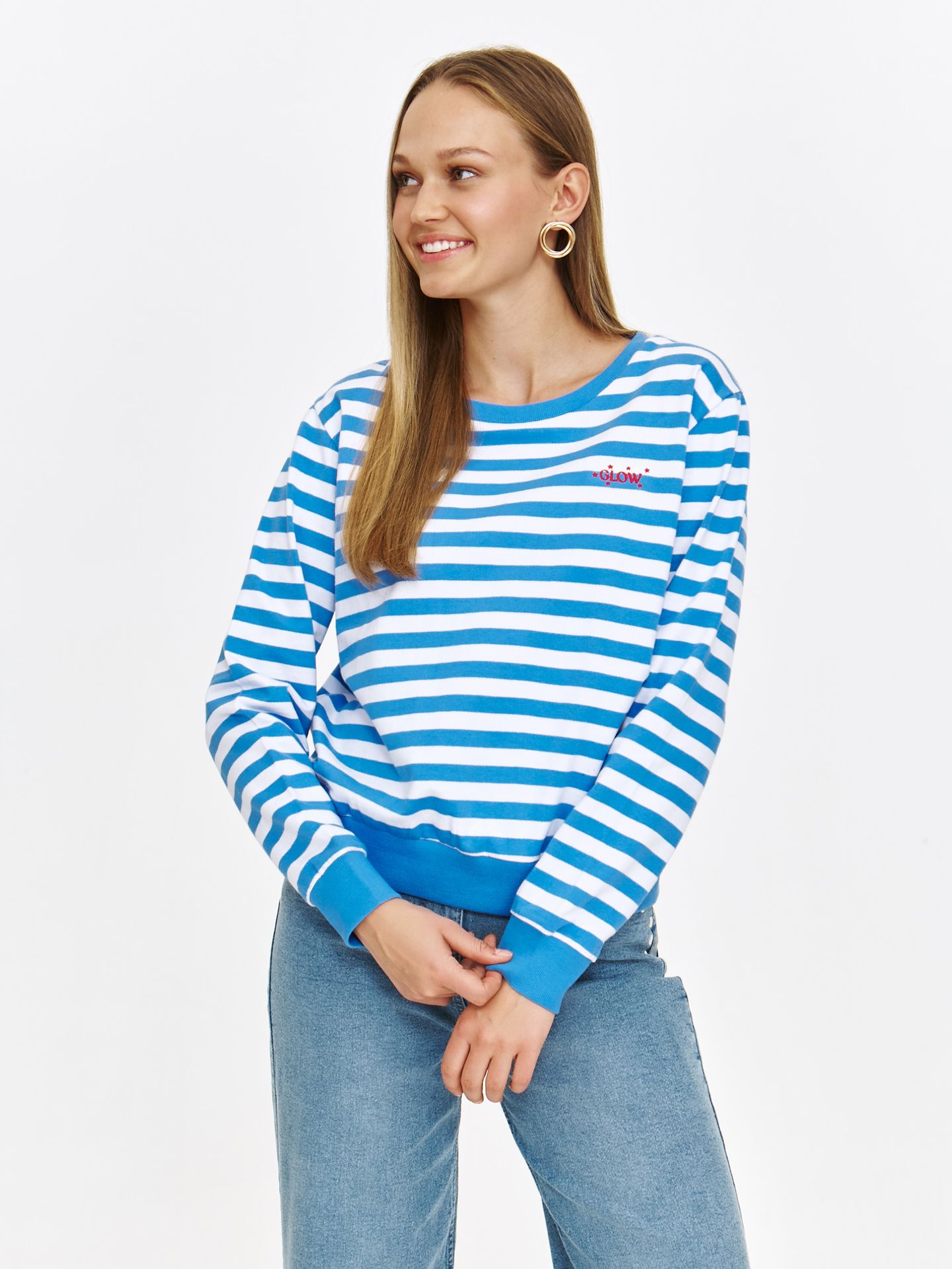 Basicowa bluza w niebieskie paski z subtelnym napisem