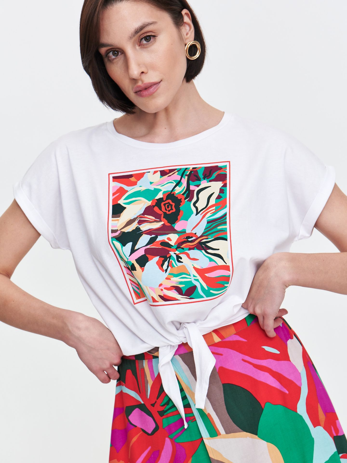 Biały t-shirt z kolorowym nadrukiem