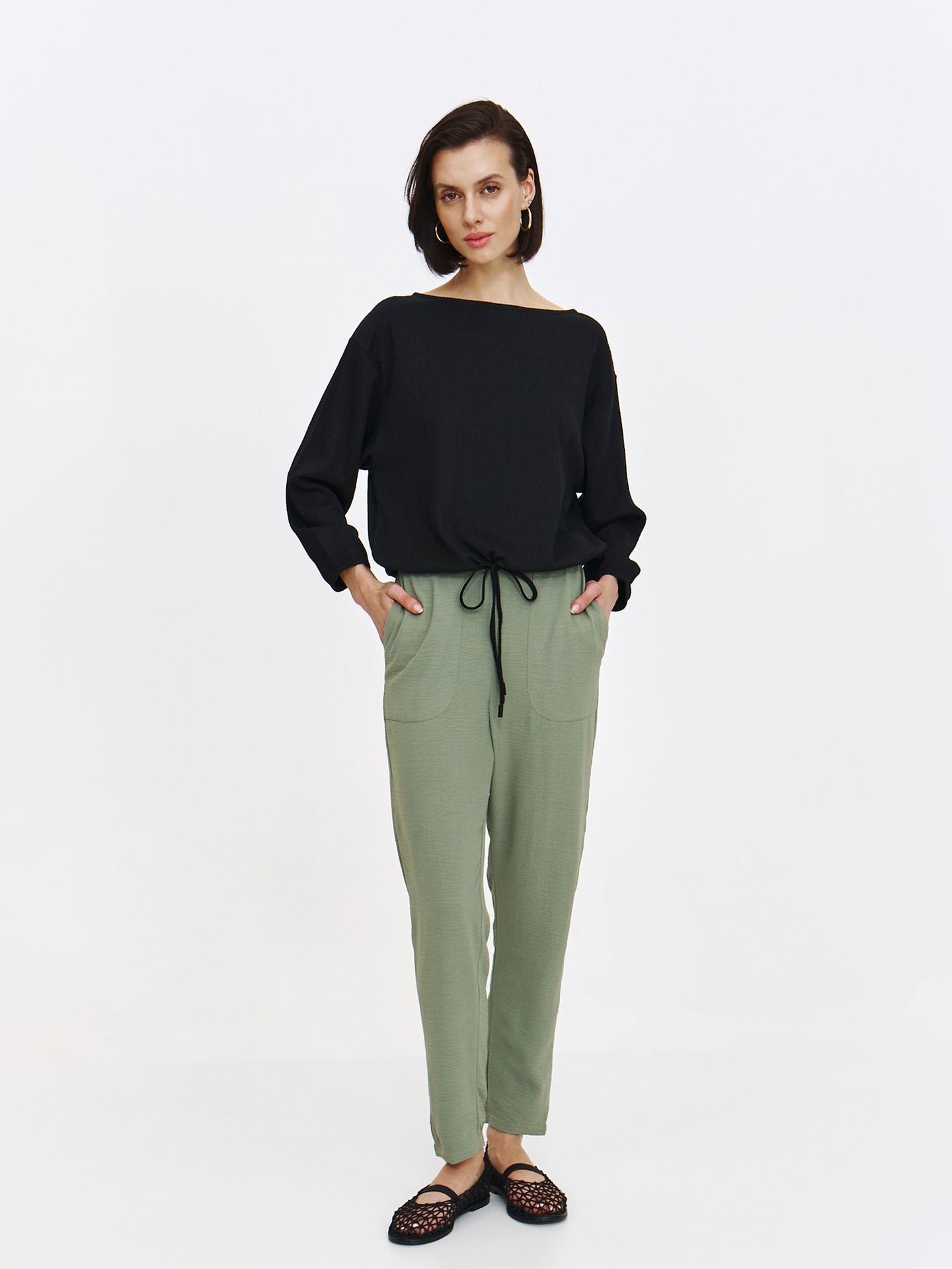 Czarna bluza z dekoltem w łódkę