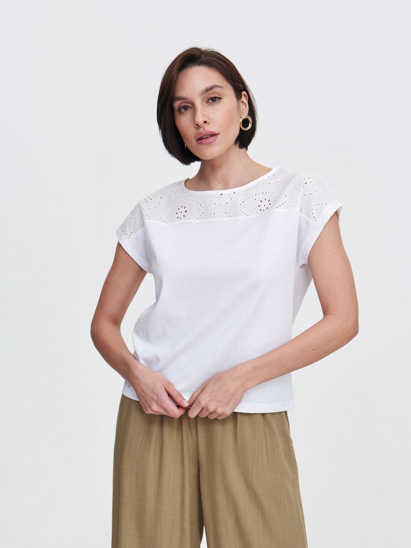 Bluzka z ażurowymi detalami