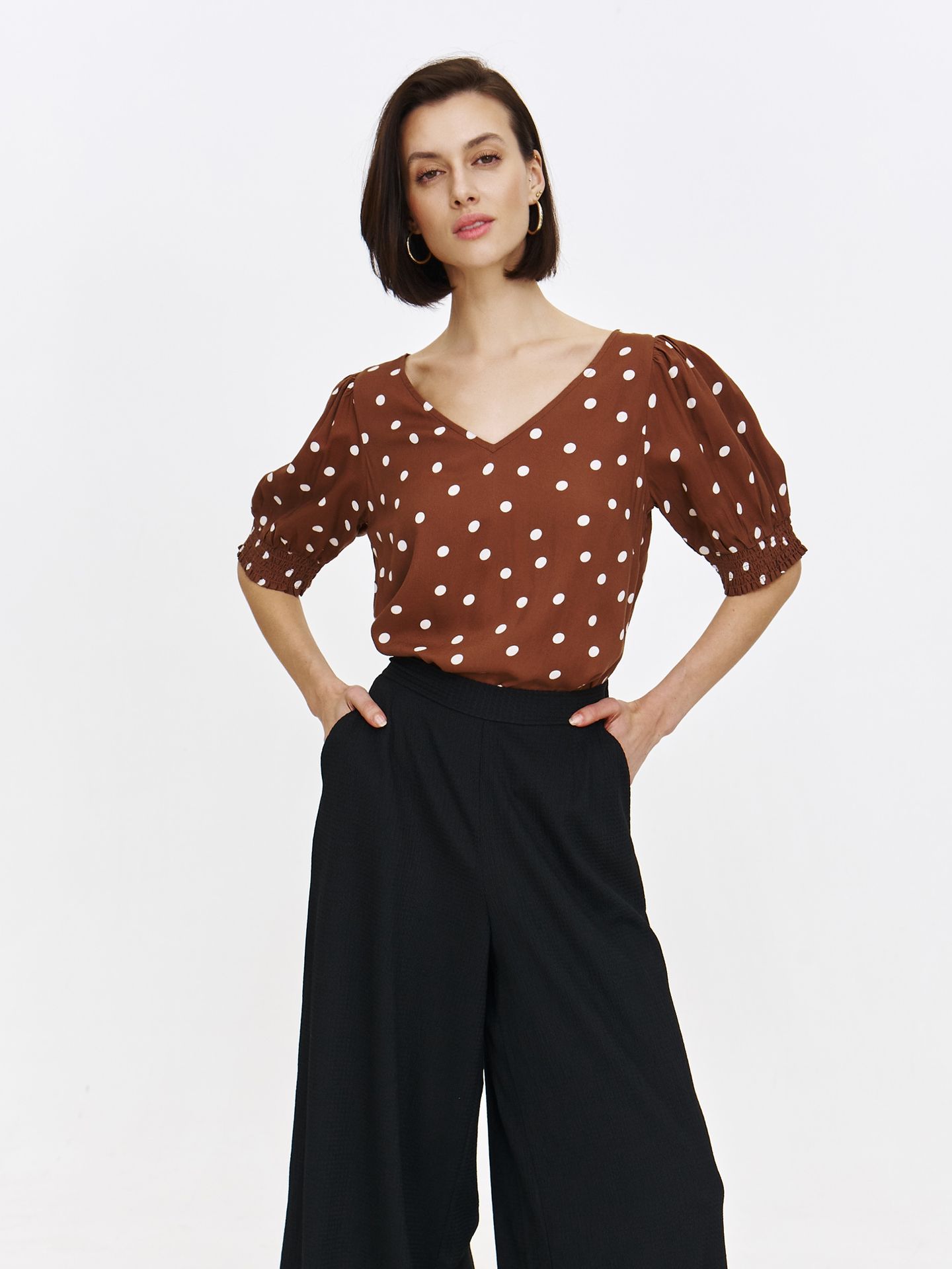 Beżowy top w grochy z krótkimi bufiastymi rękawami