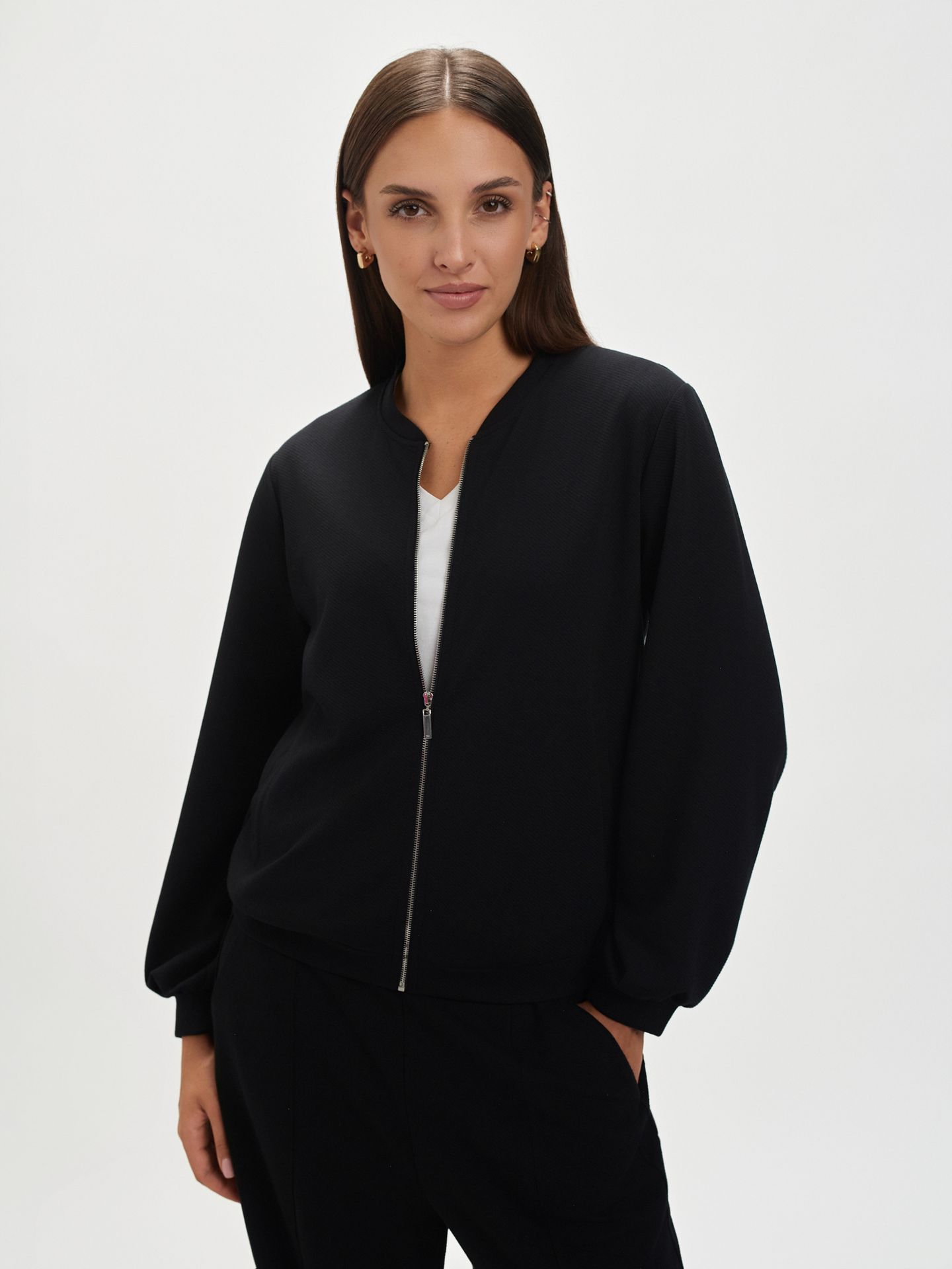 Czarna bluza o kroju bomber