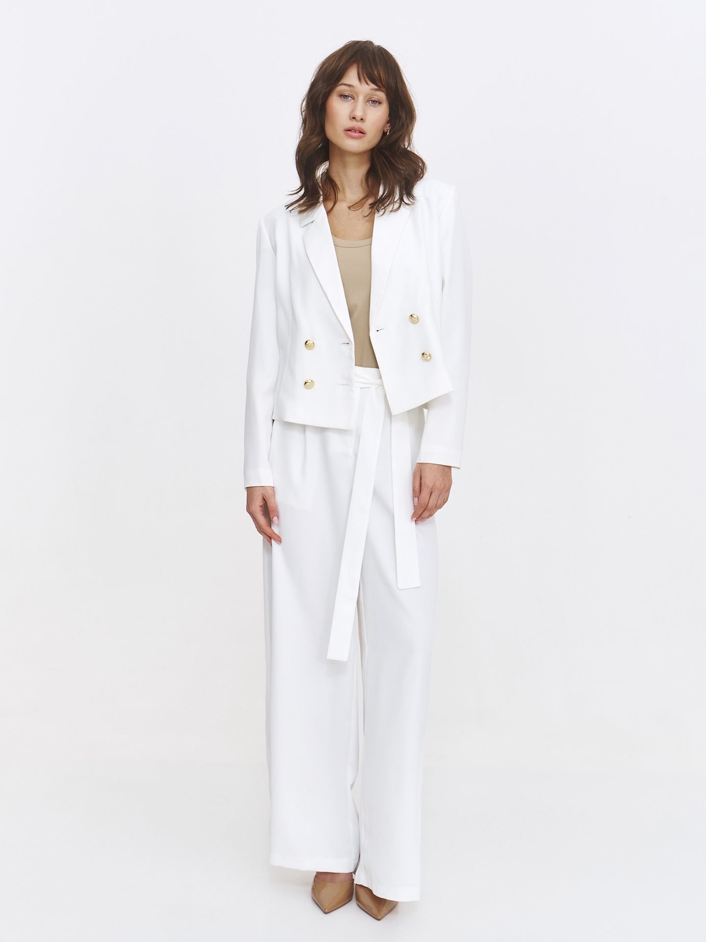 Biały dwurzędowy żakiet ze złotymi guzikami