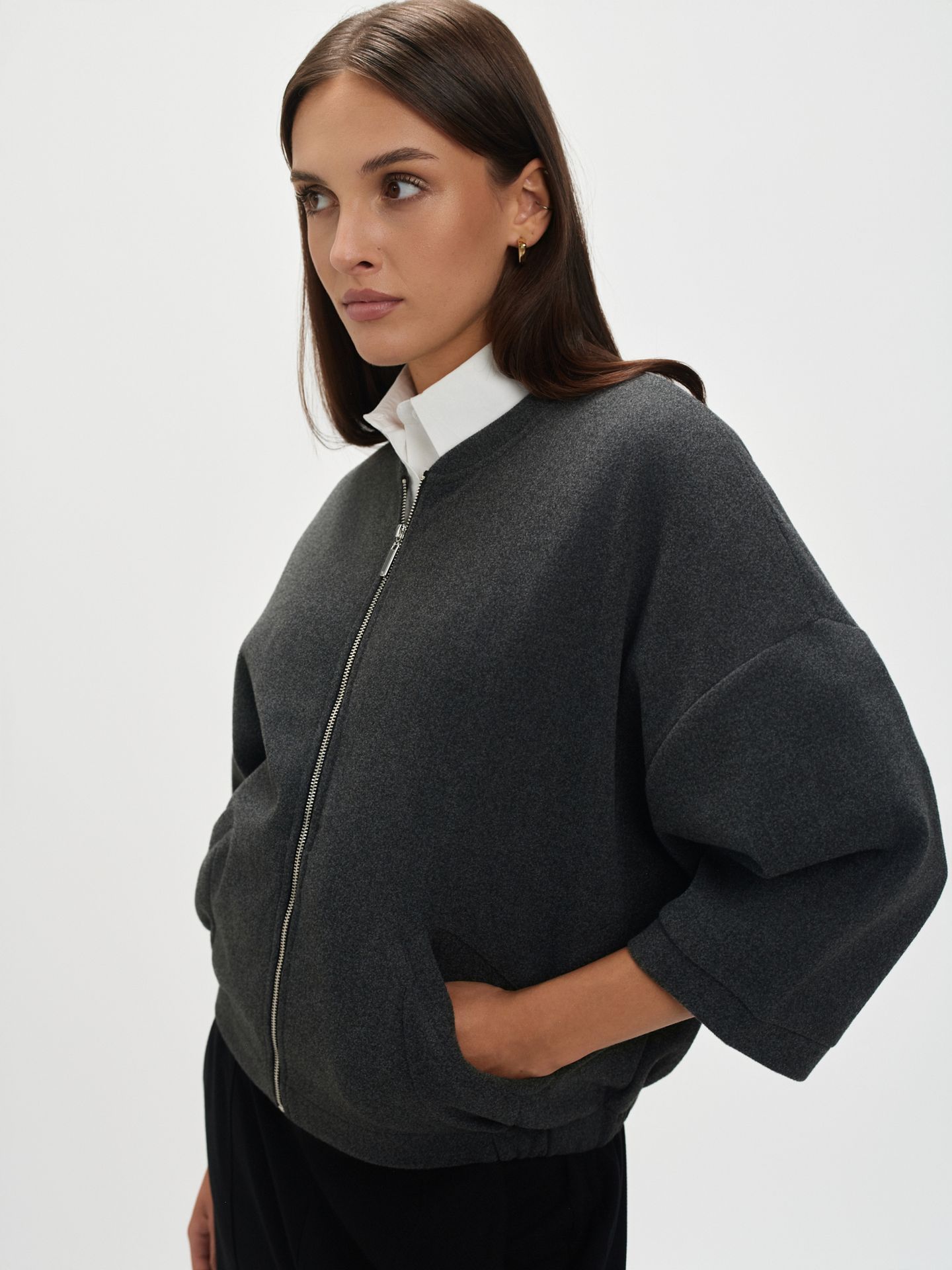 Szary żakiet w stylu bomber