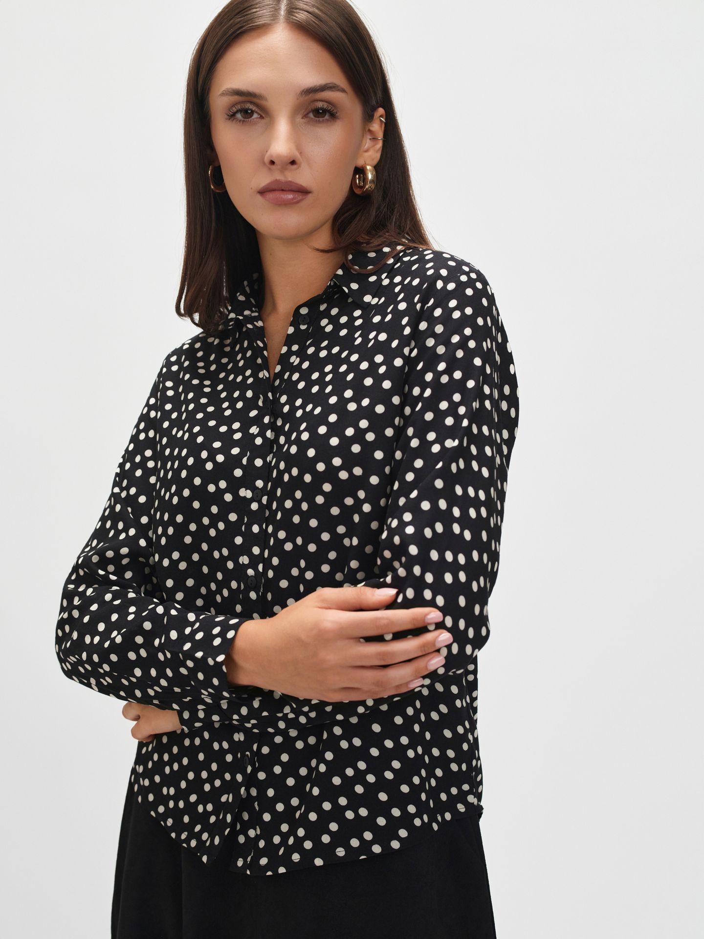 Czarna koszula w groszki