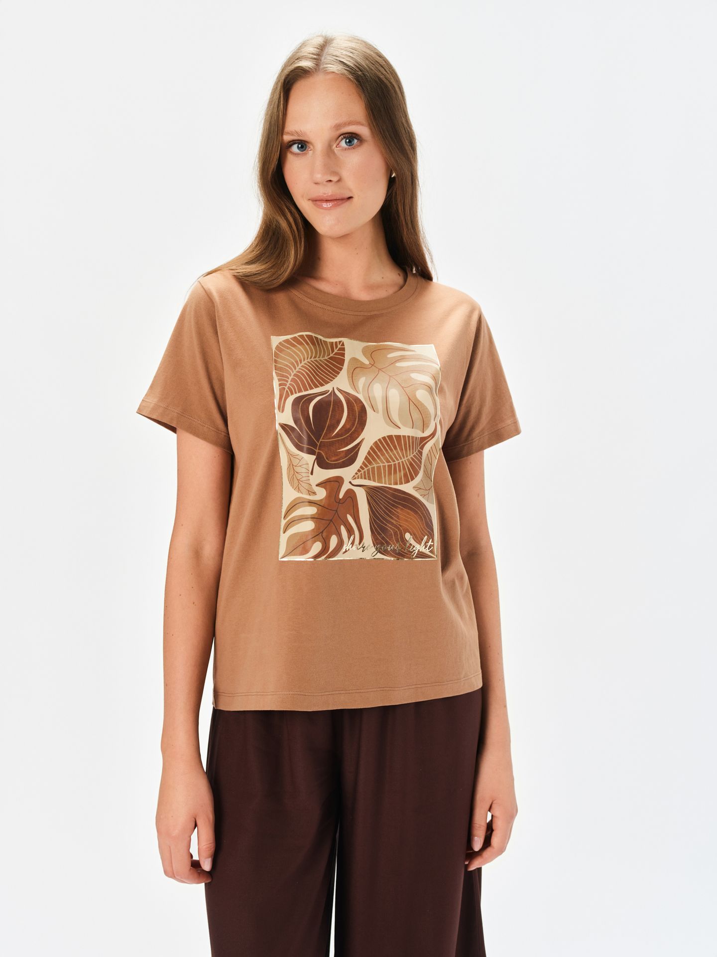 T-shirt w jasnobrązowym kolorze z nadrukiem