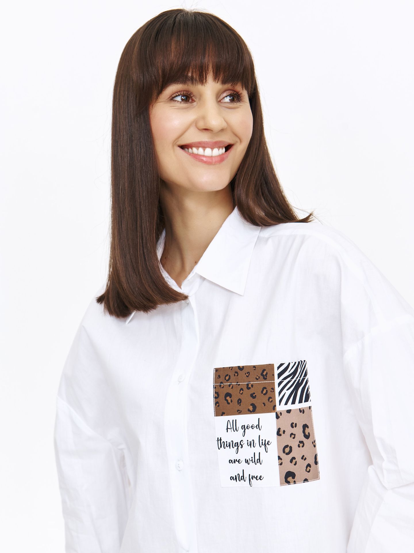 Biała luźna koszula z ozdobną kieszenią