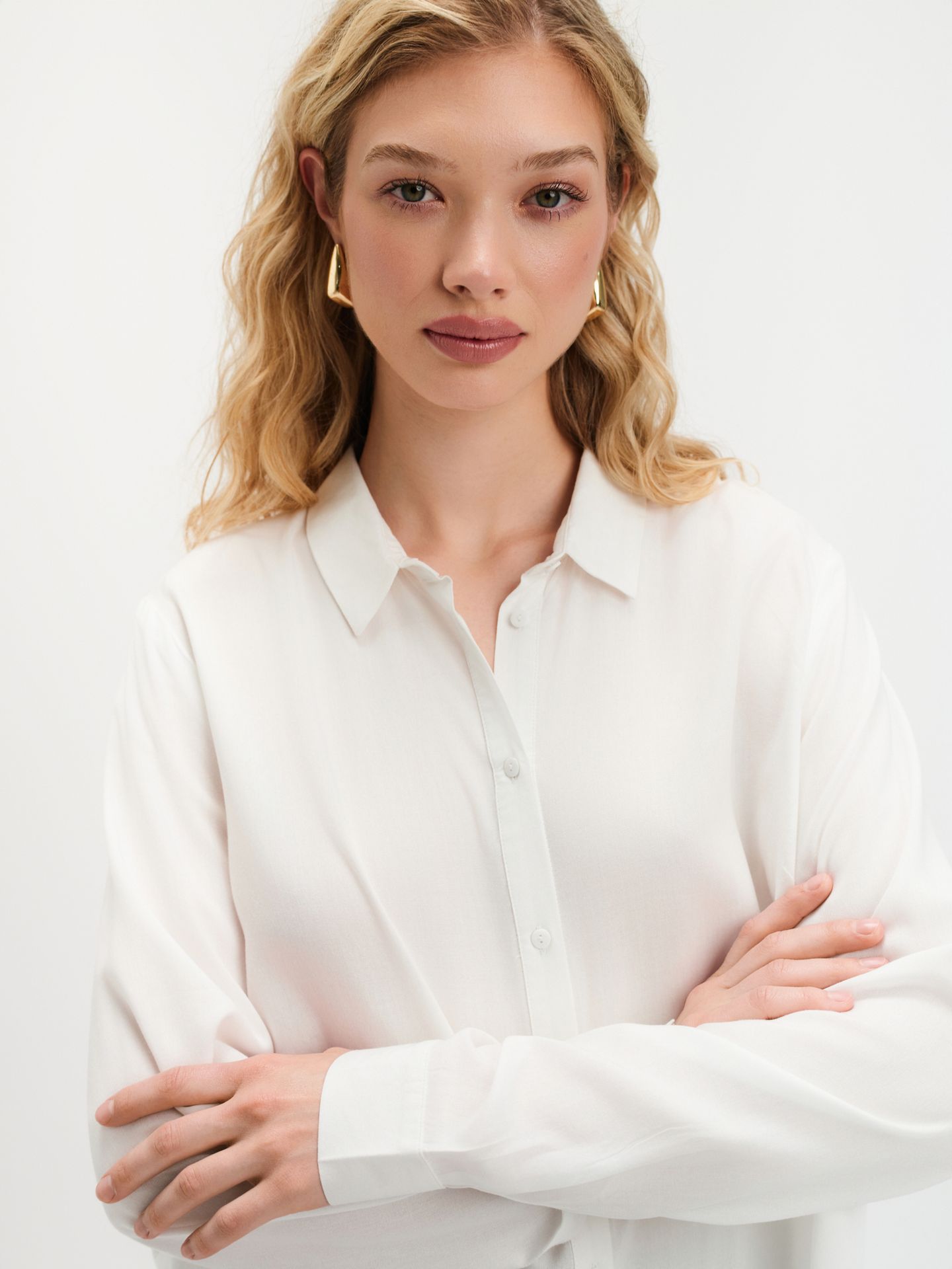 Zwiewna biała koszula