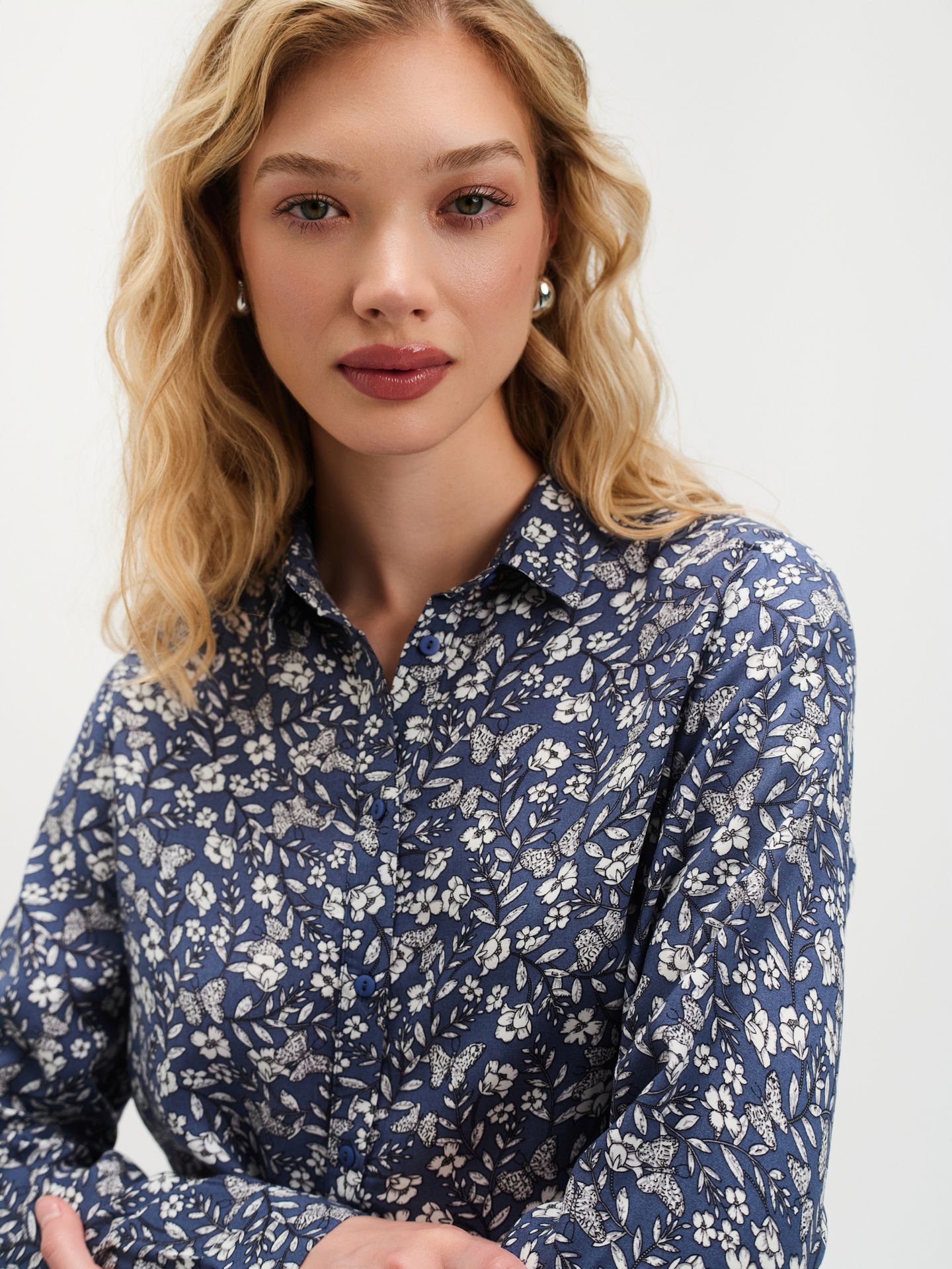 Niebieska koszula w drobne kwiaty