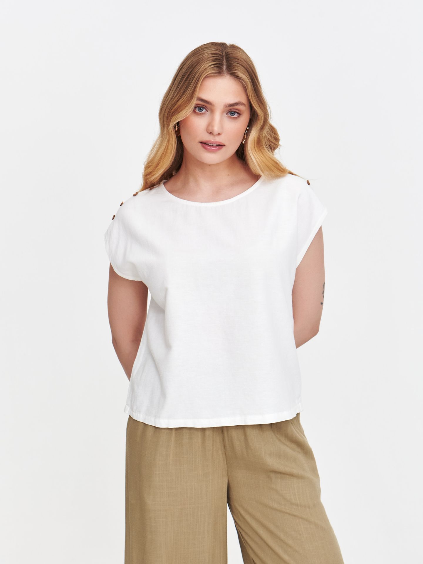 Zwiewna bluzka z ozdobnymi guzikami