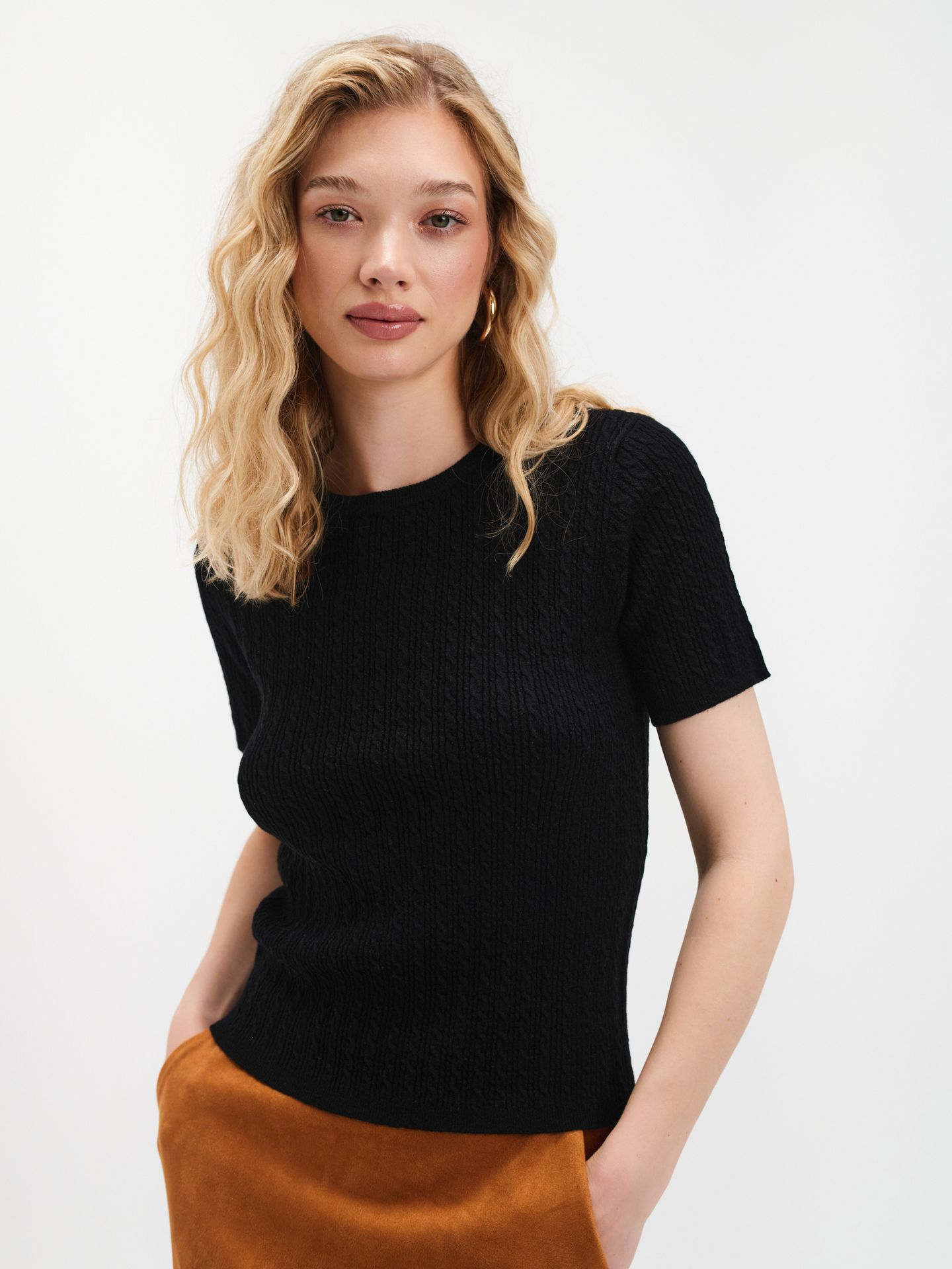 Czarny sweter z fakturą z krótkim rękawem